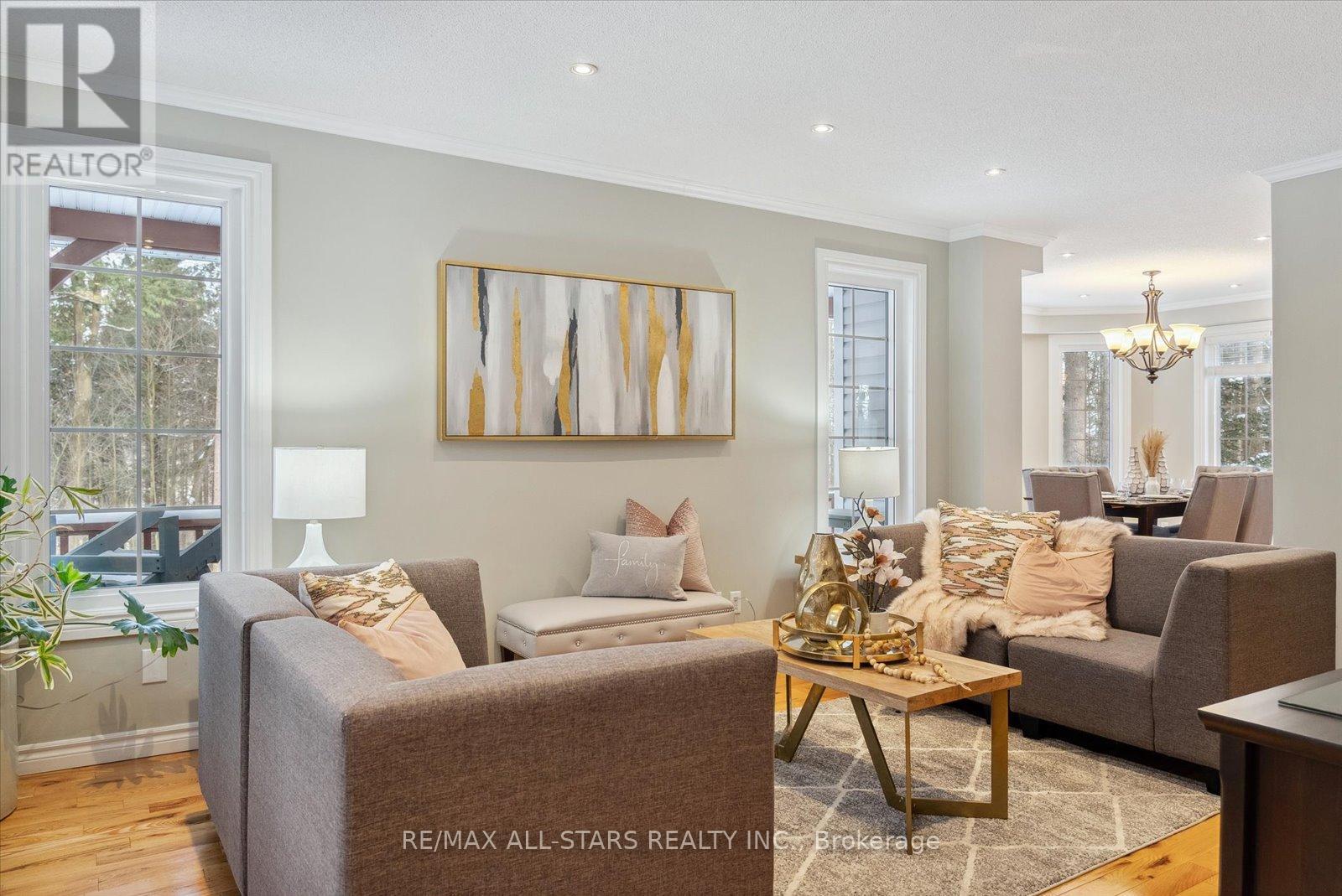 29 Robert Boulevard, Springwater, ON - Indoor Photo Showing Living Room