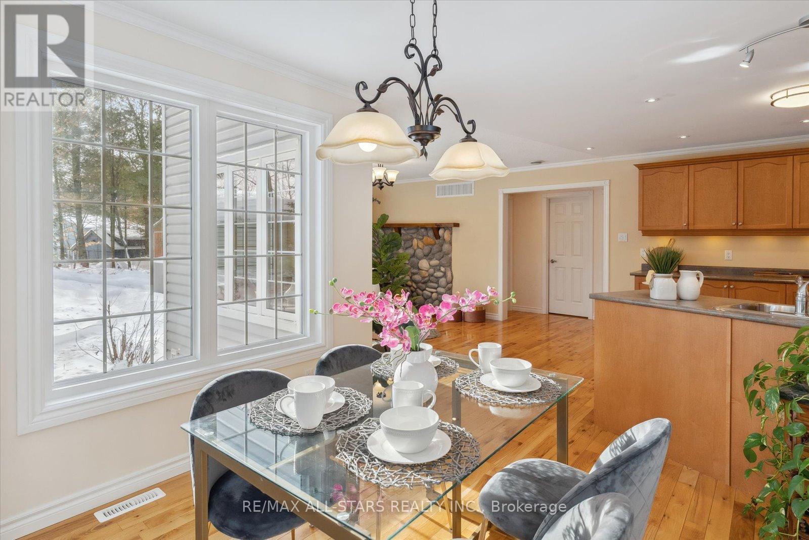 29 Robert Boulevard, Springwater, ON - Indoor Photo Showing Dining Room