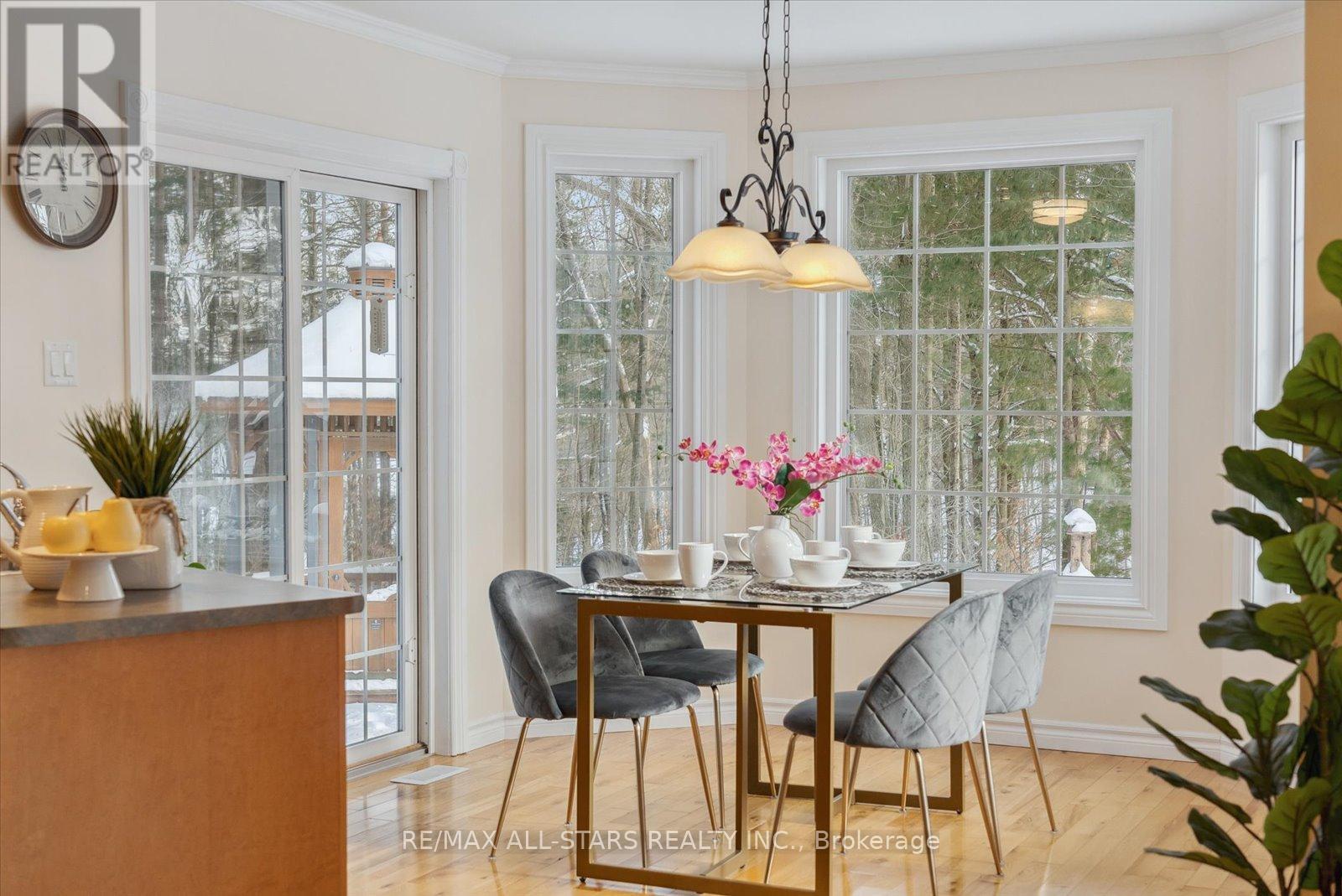 29 Robert Boulevard, Springwater, ON - Indoor Photo Showing Dining Room