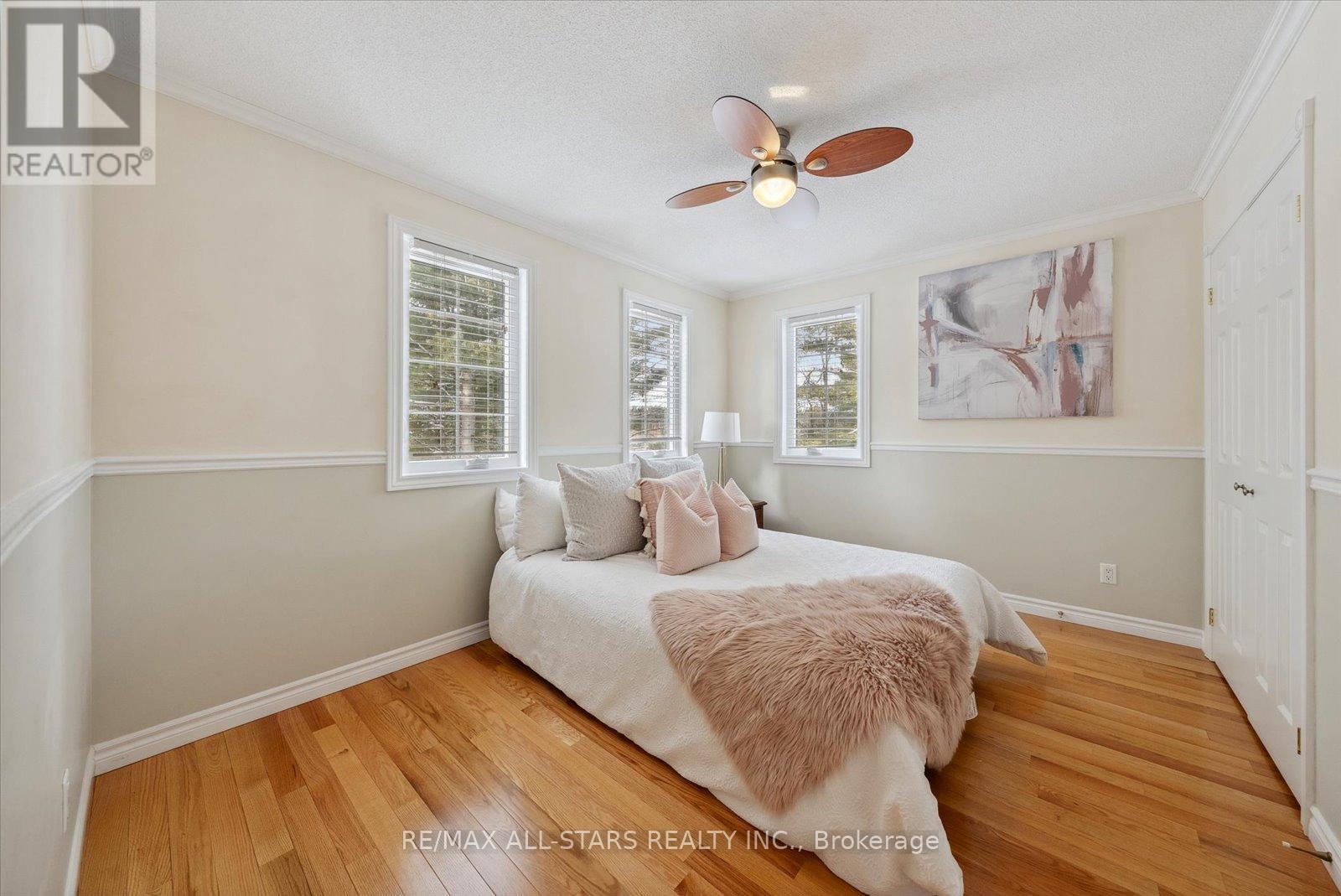 29 Robert Boulevard, Springwater, ON - Indoor Photo Showing Bedroom