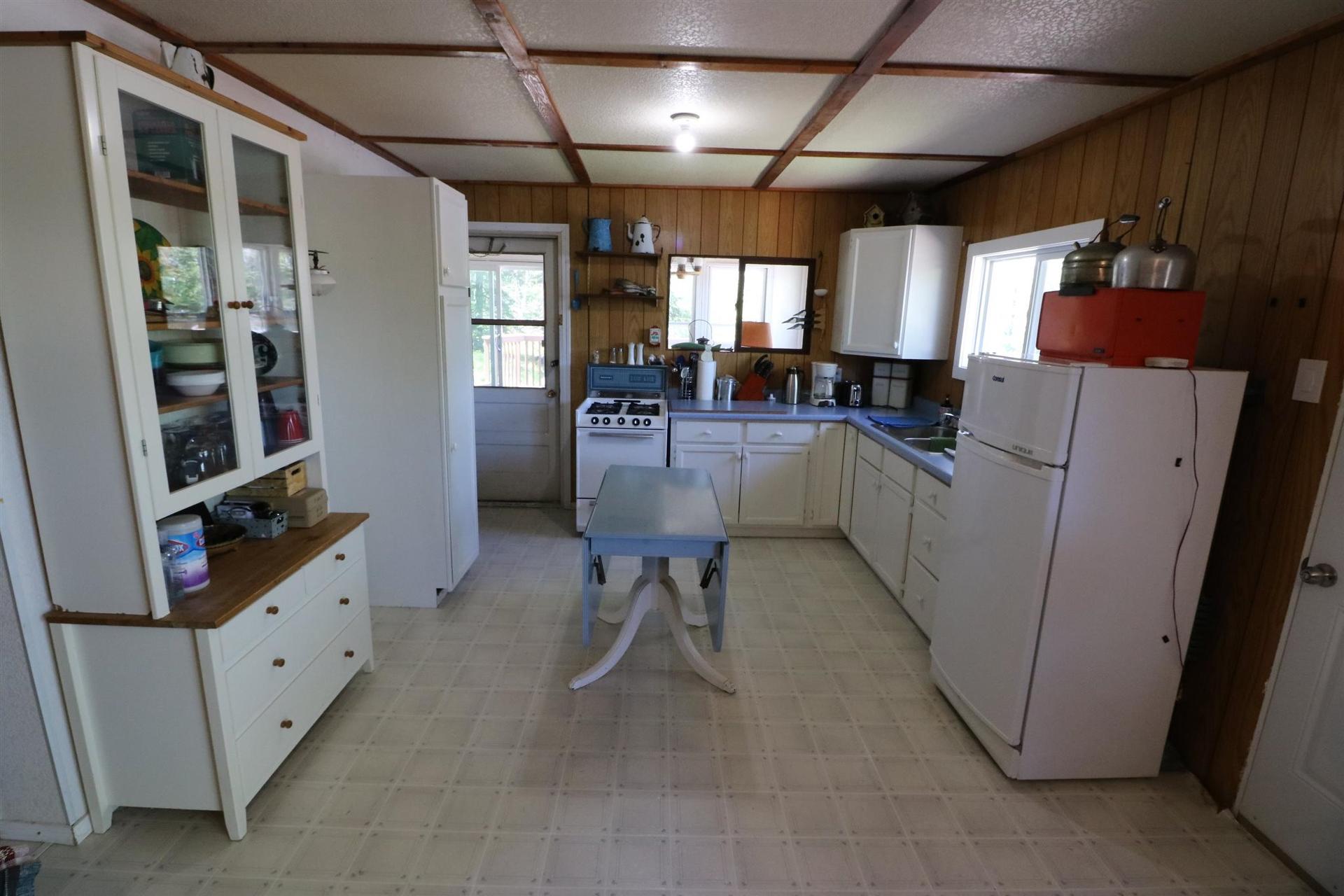 Cl4111 Winnipeg River, Kenora, ON - Indoor Photo Showing Kitchen