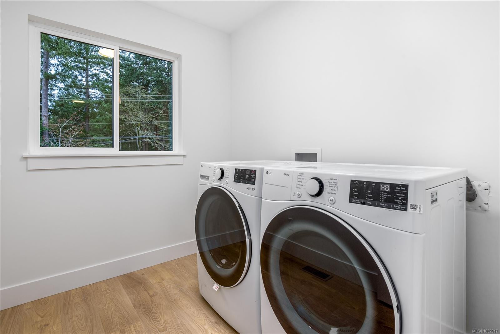A-1044 Lazo Rd, Comox, BC - Indoor Photo Showing Laundry Room