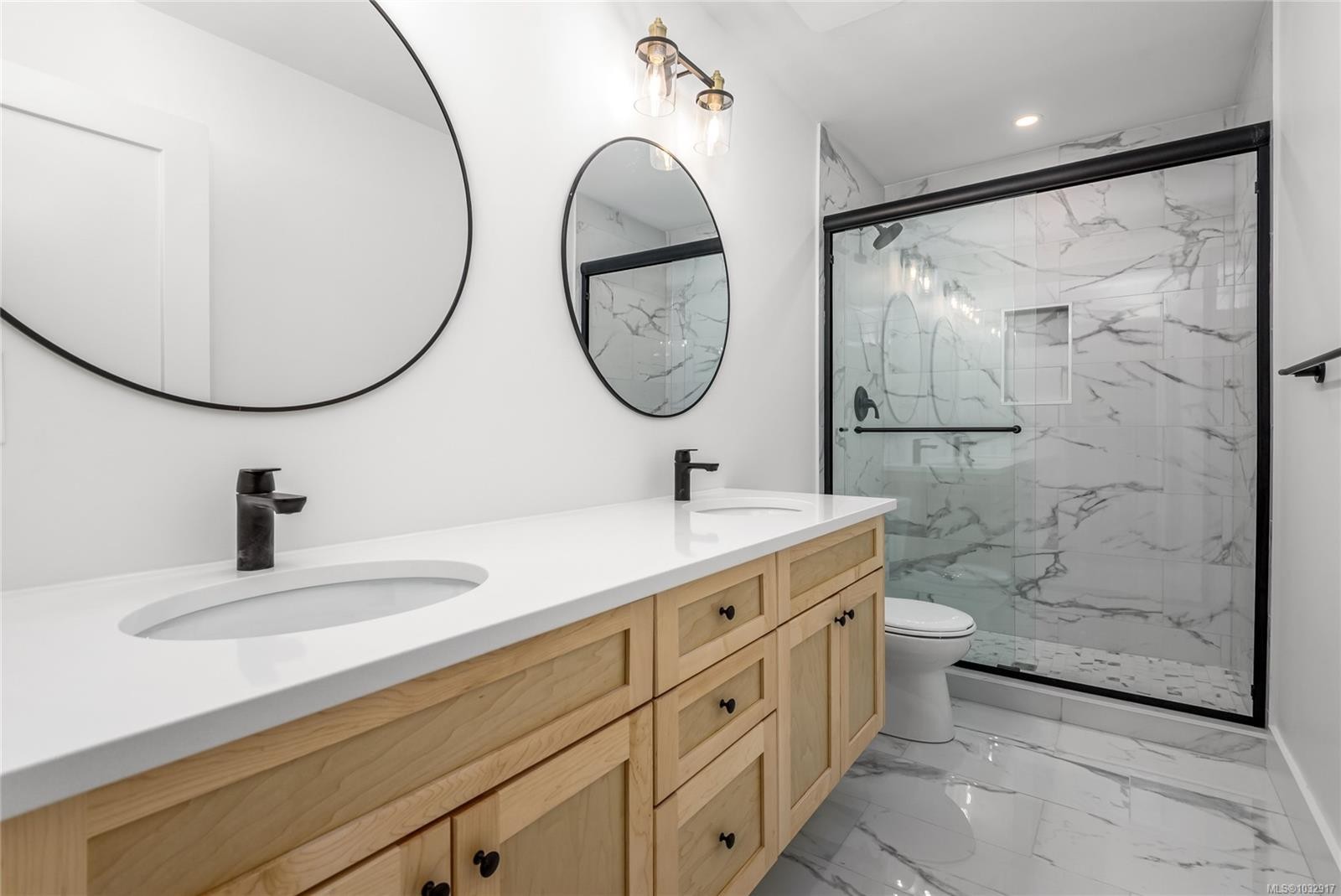 A-1044 Lazo Rd, Comox, BC - Indoor Photo Showing Bathroom