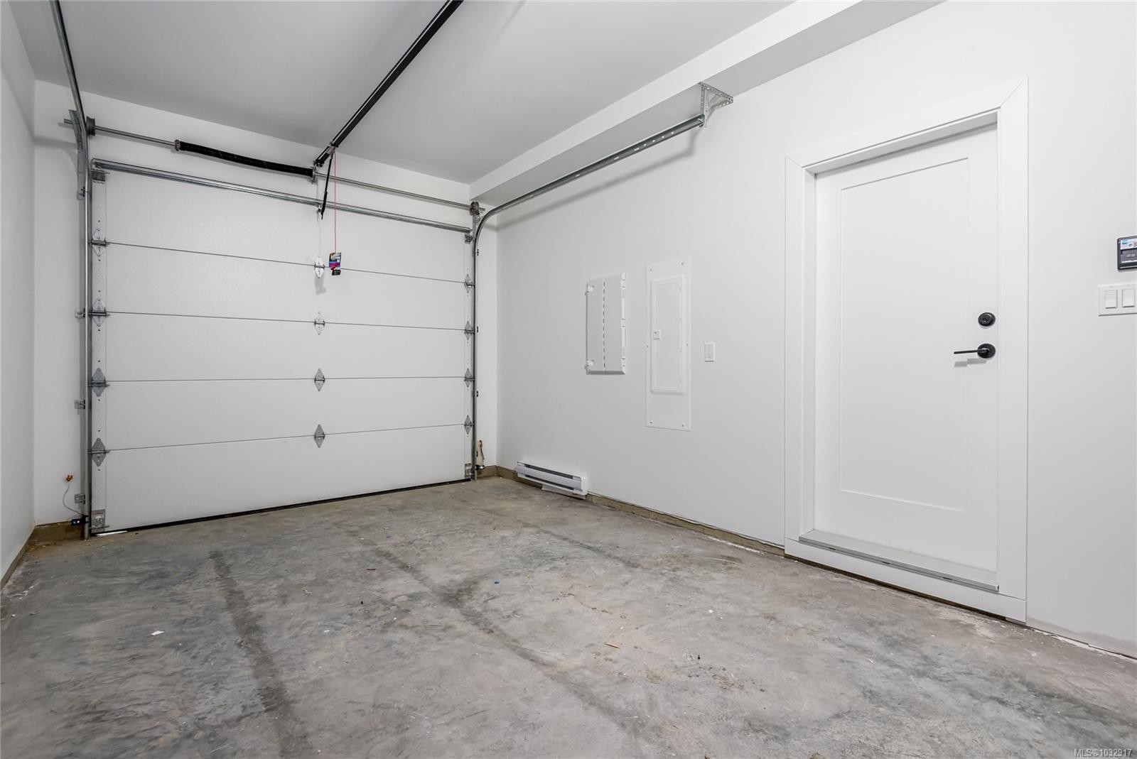 A-1044 Lazo Rd, Comox, BC - Indoor Photo Showing Garage