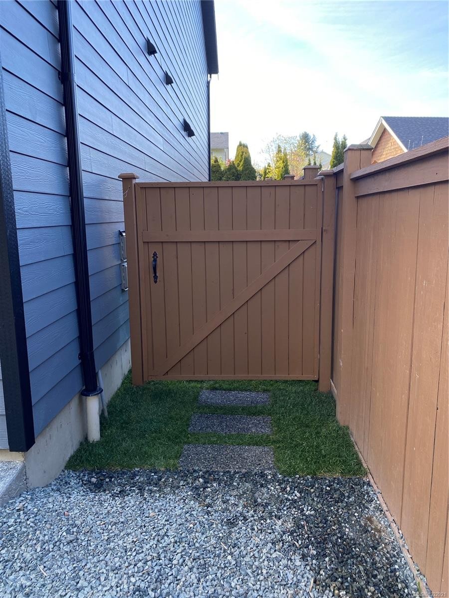 B-1044 Lazo Rd, Comox, BC - Outdoor