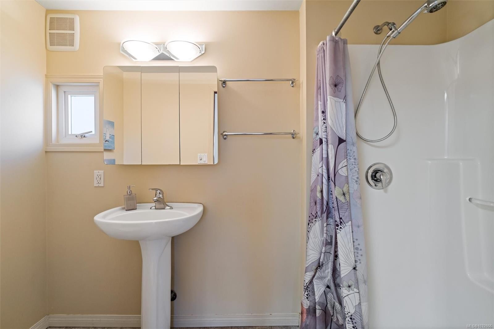 2425 Camelot Rd, Saanich, BC