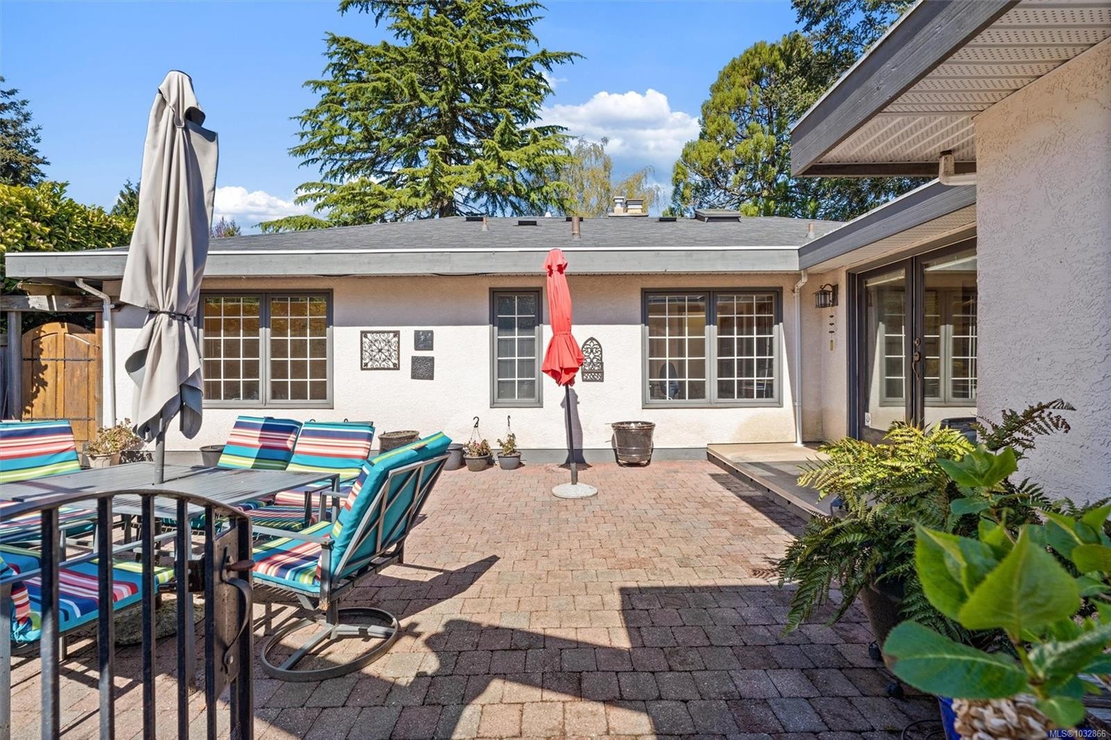 2425 Camelot Rd, Saanich, BC