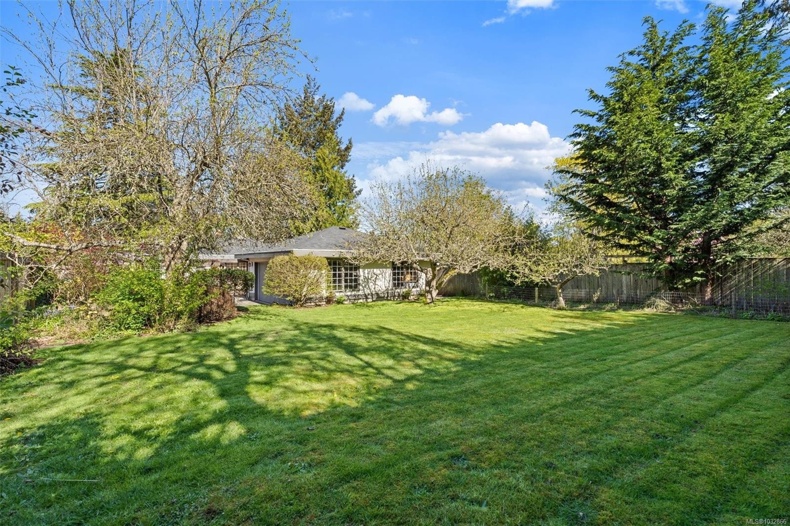 2425 Camelot Rd, Saanich, BC