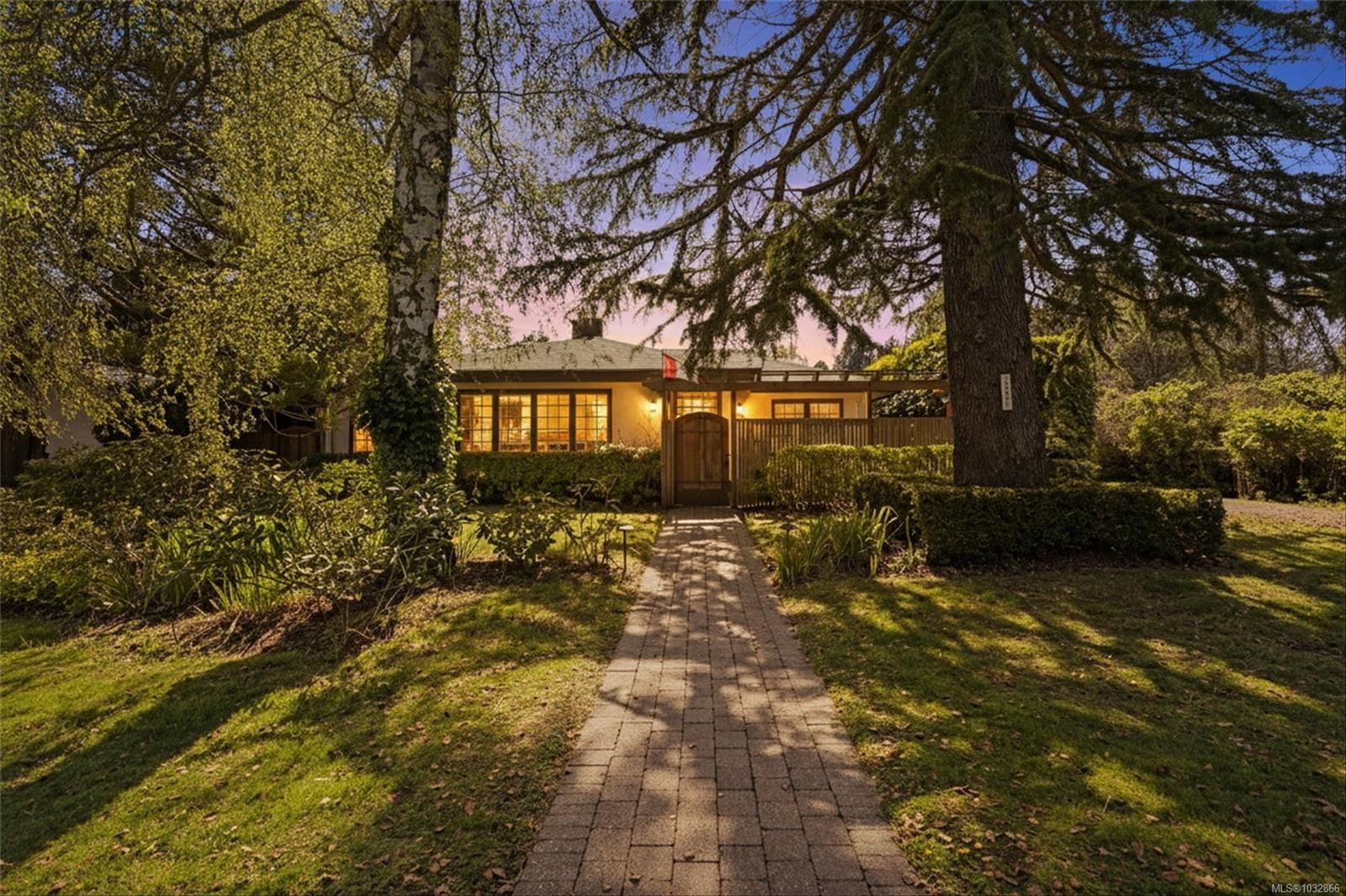 2425 Camelot Rd, Saanich, BC