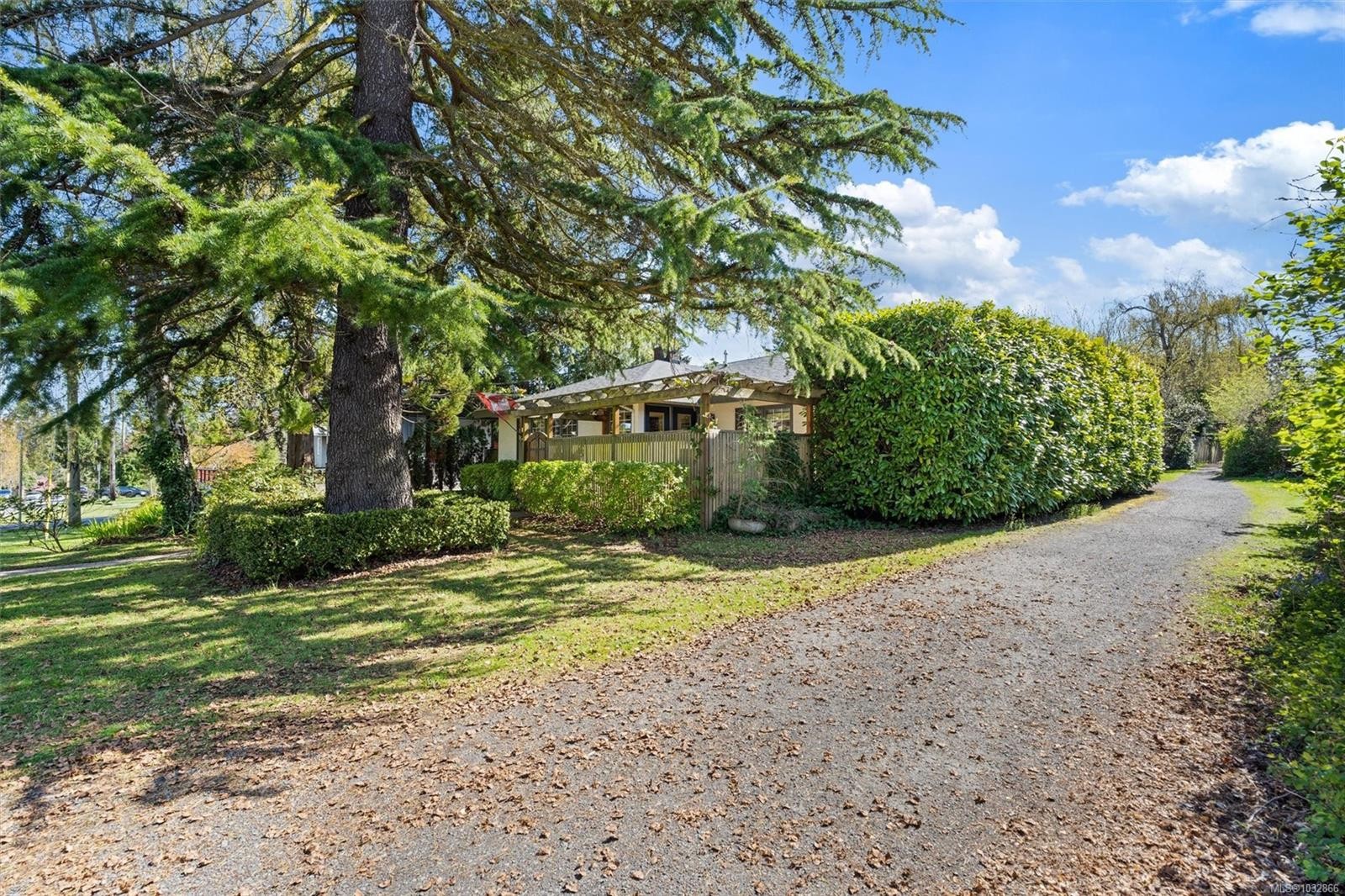 2425 Camelot Rd, Saanich, BC