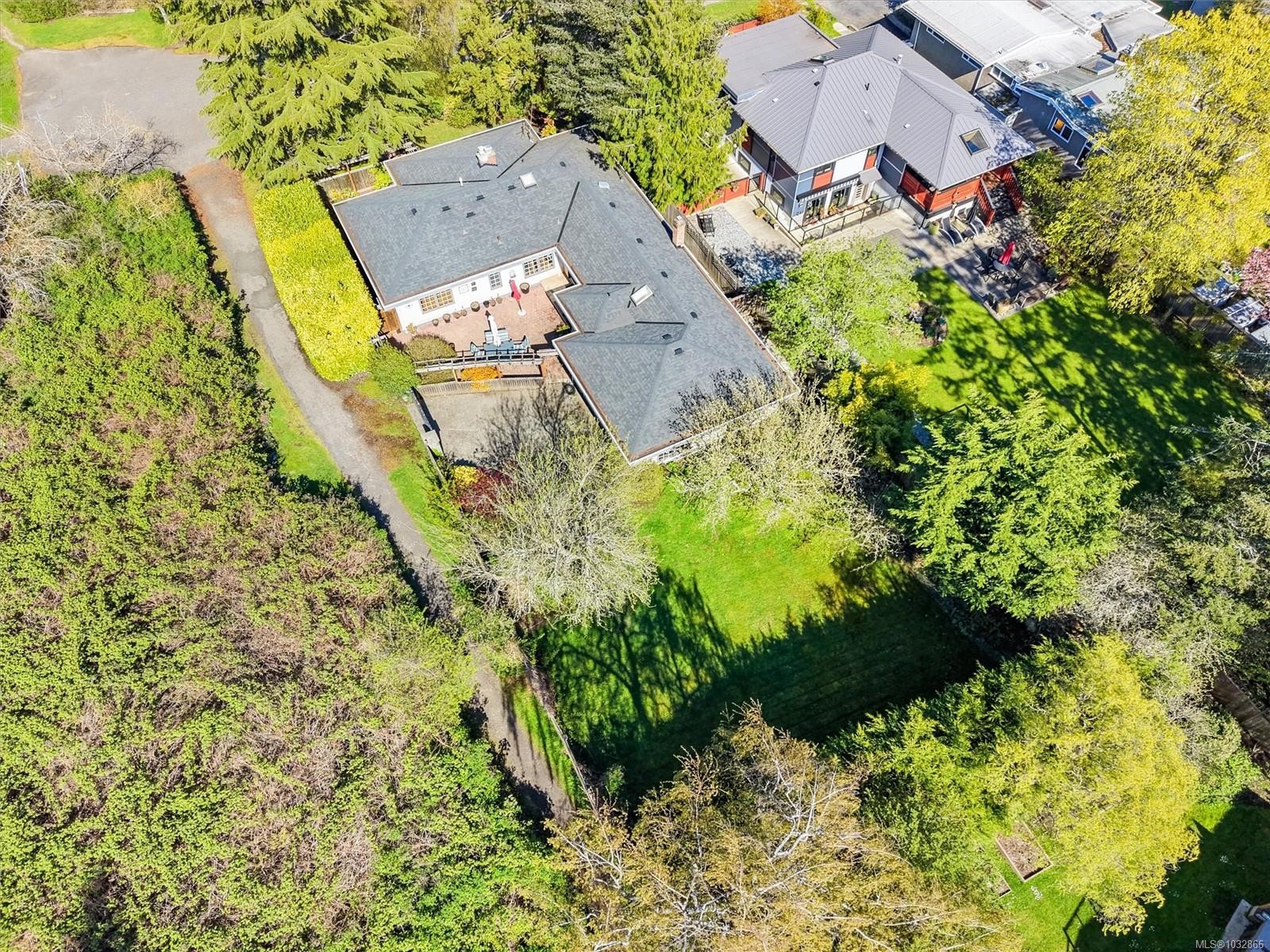 2425 Camelot Rd, Saanich, BC