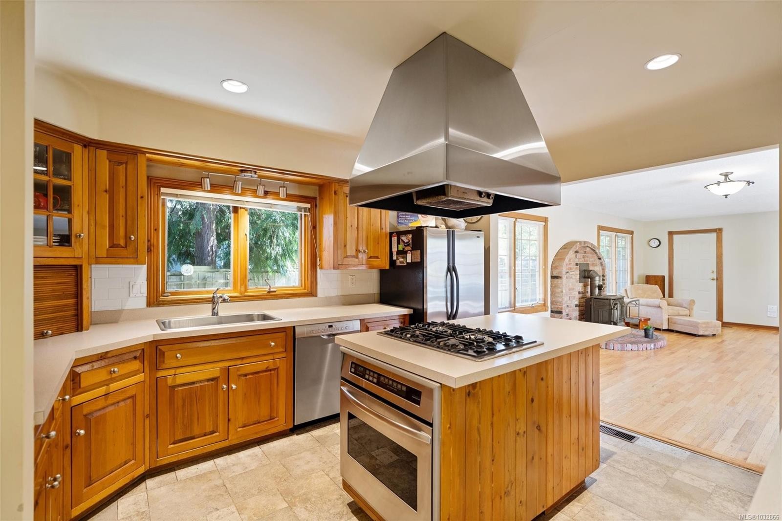 2425 Camelot Rd, Saanich, BC