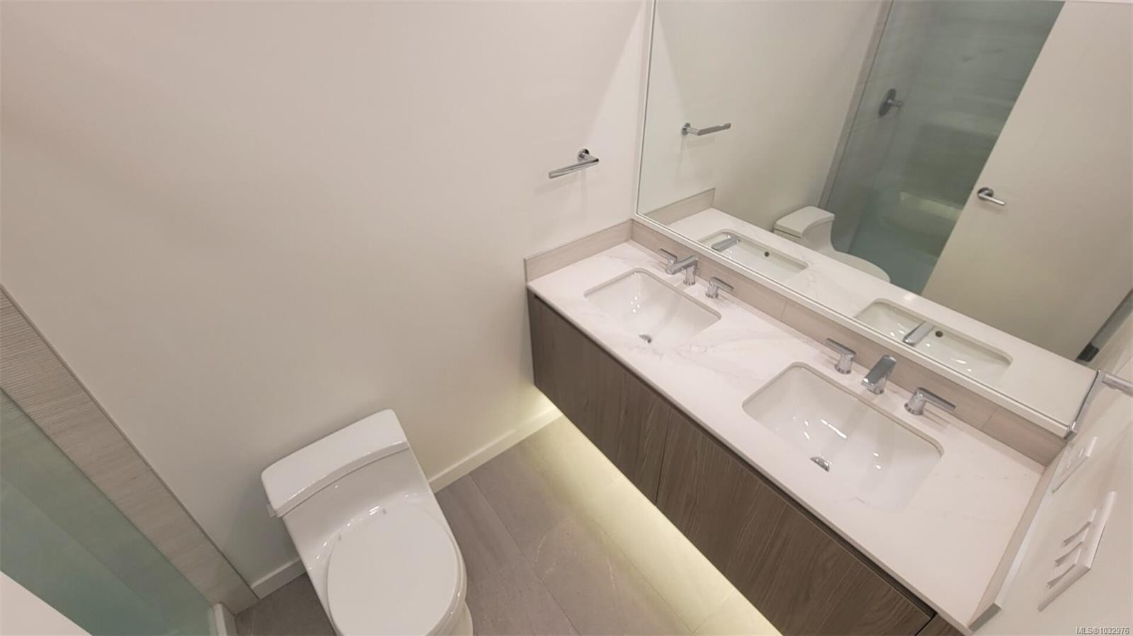 808-2000 Hannington Rd, Langford, BC - Indoor Photo Showing Bathroom