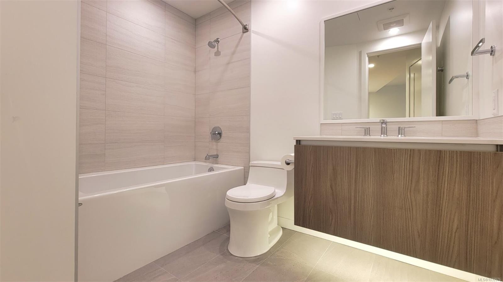 808-2000 Hannington Rd, Langford, BC - Indoor Photo Showing Bathroom
