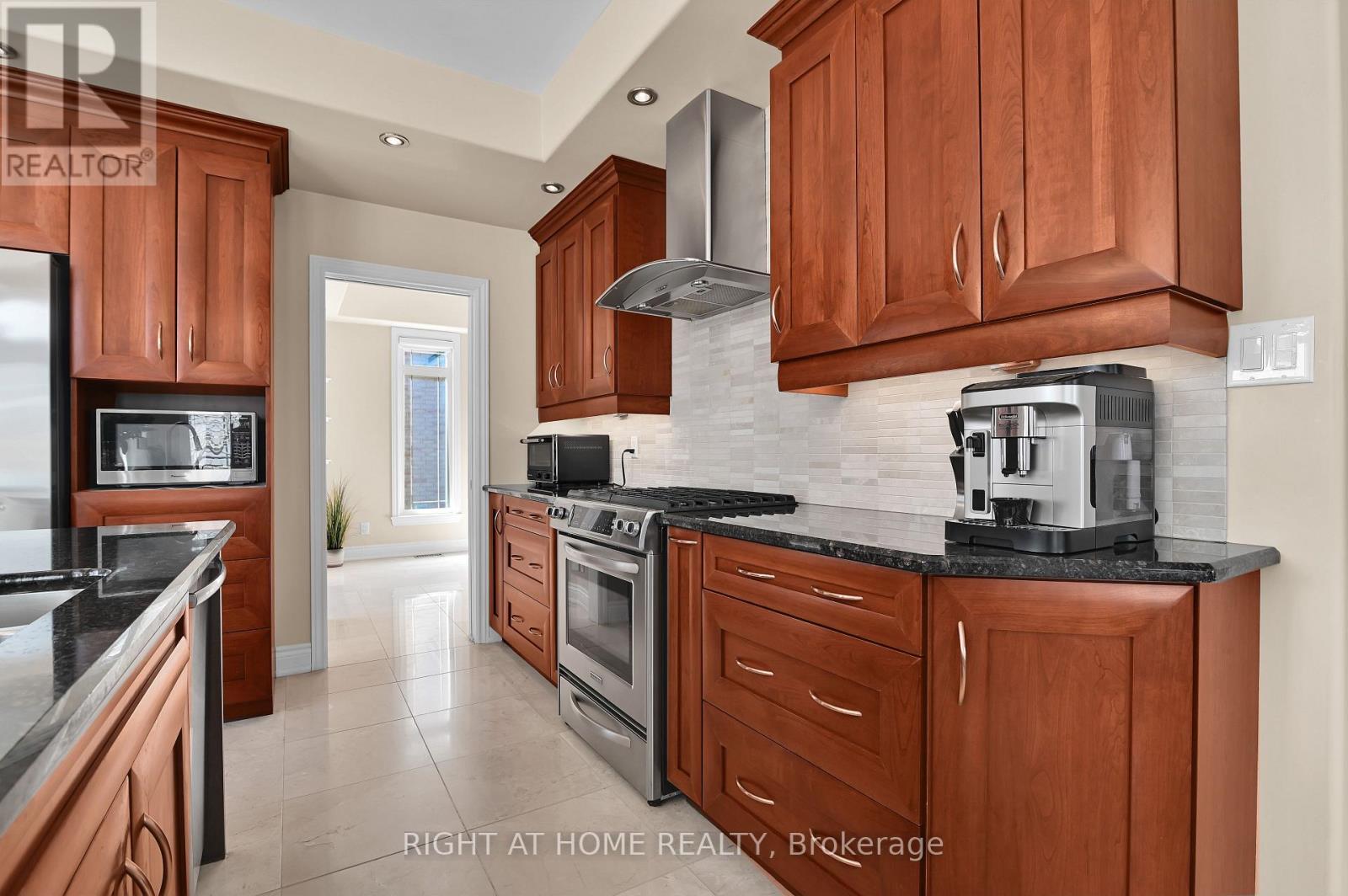 131 Issam Private, Ottawa, ON - Indoor Photo Showing Kitchen