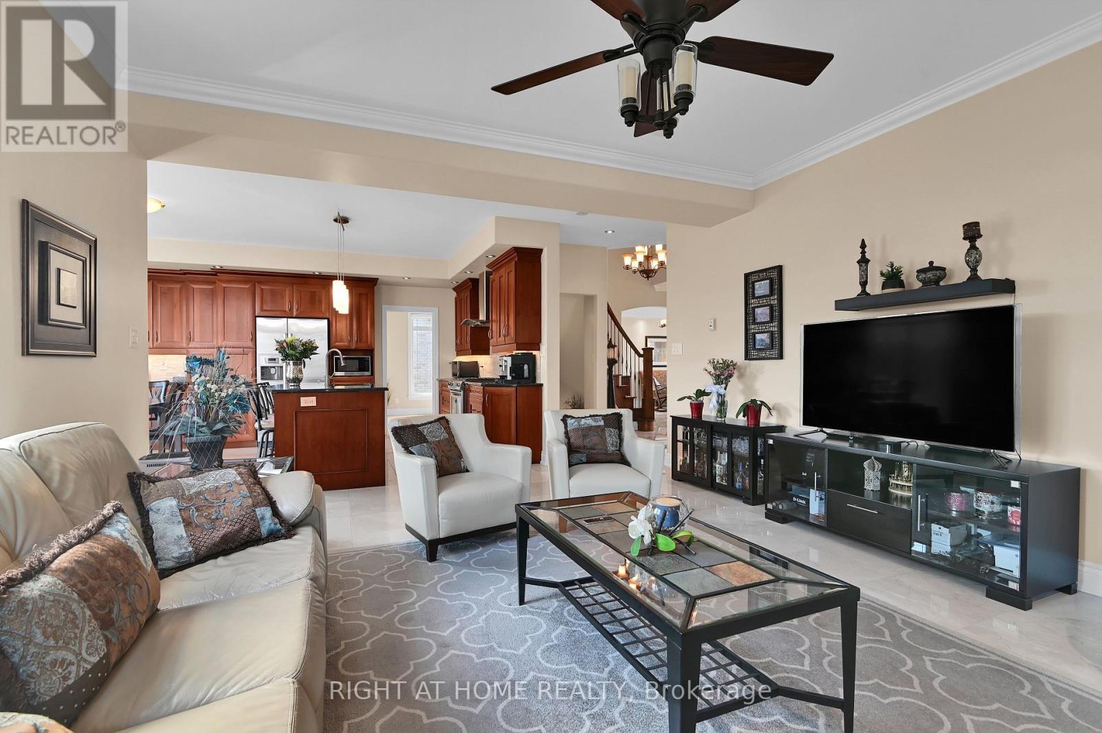 131 Issam Private, Ottawa, ON - Indoor Photo Showing Living Room
