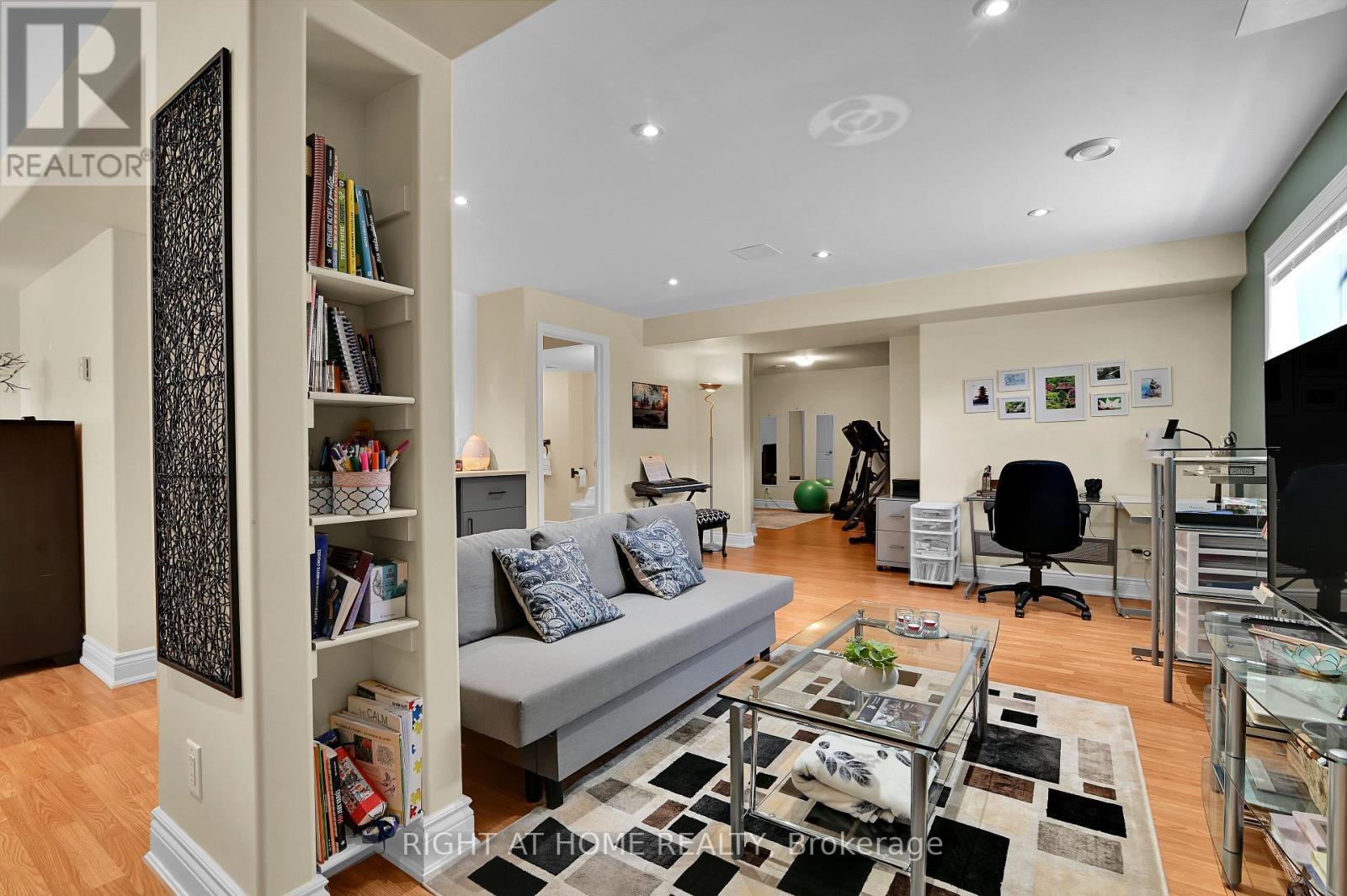 131 Issam Private, Ottawa, ON - Indoor Photo Showing Living Room