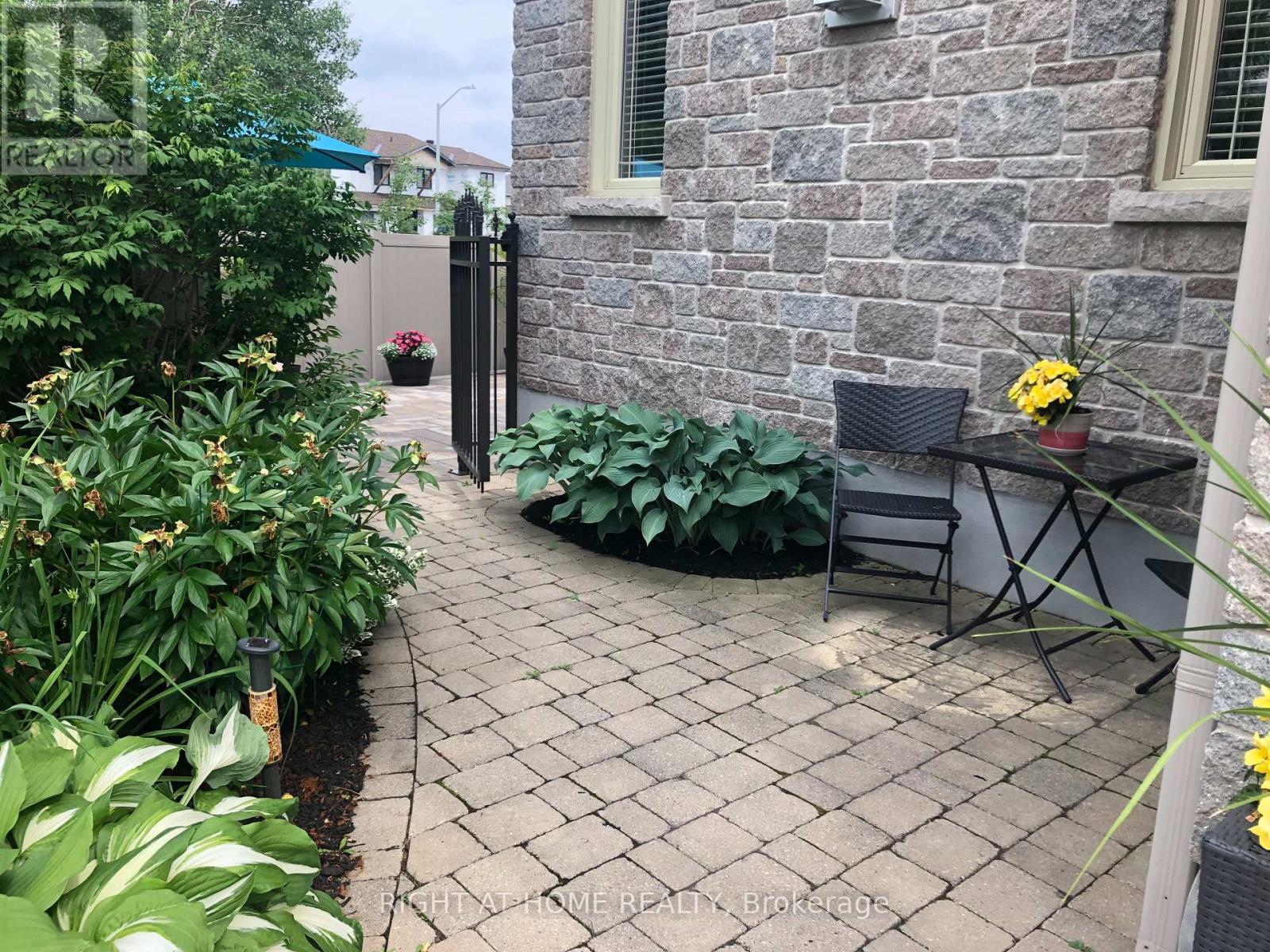 131 Issam Private, Ottawa, ON - Outdoor