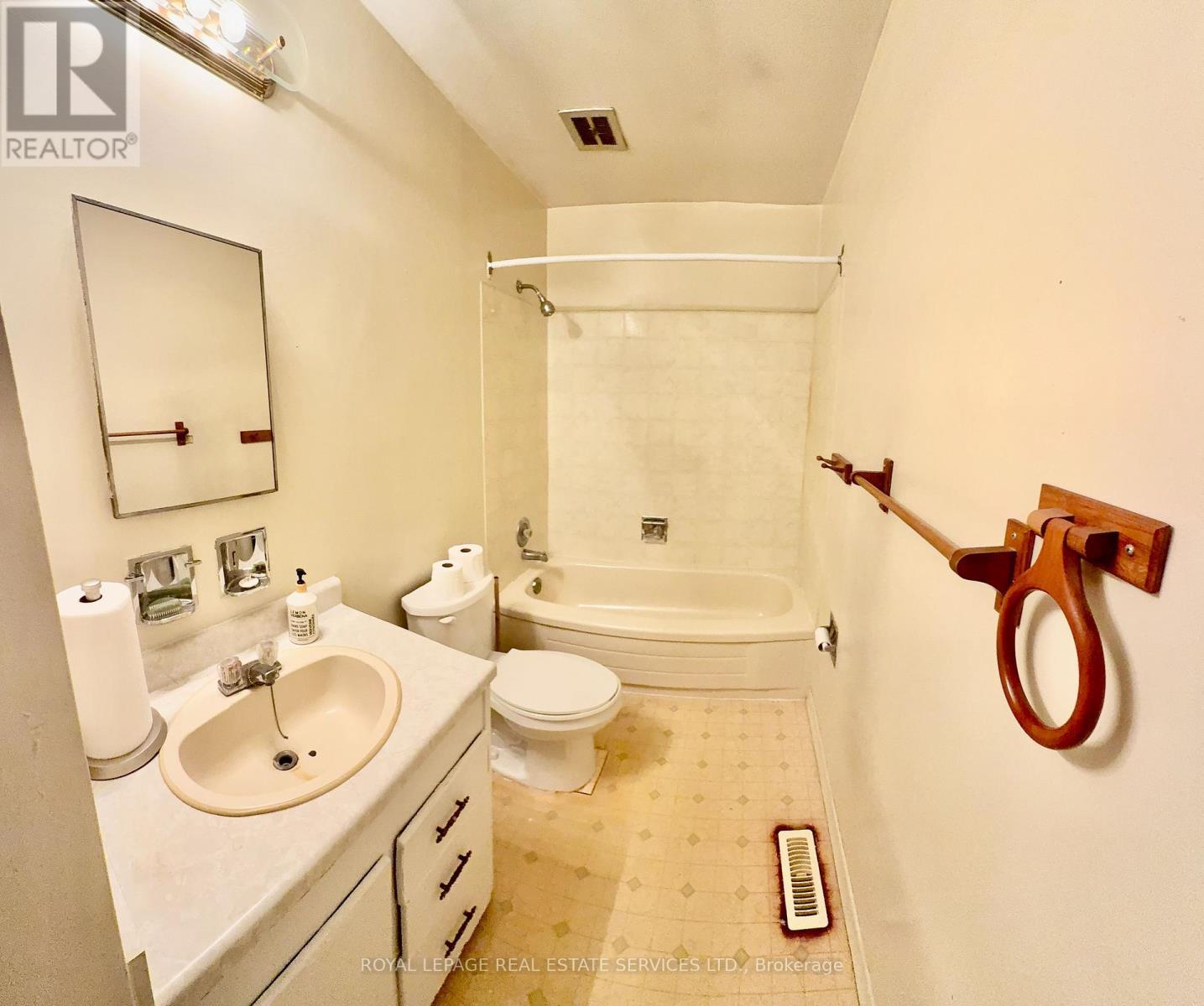 31 Daphne Crescent, Barrie, ON - Indoor Photo Showing Bathroom