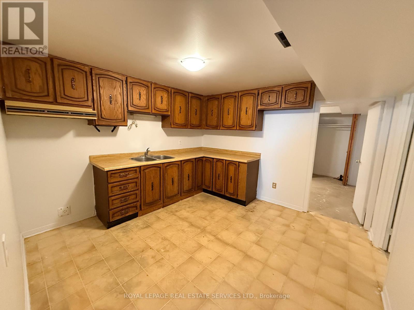 31 Daphne Crescent, Barrie, ON - Indoor Photo Showing Kitchen With Double Sink