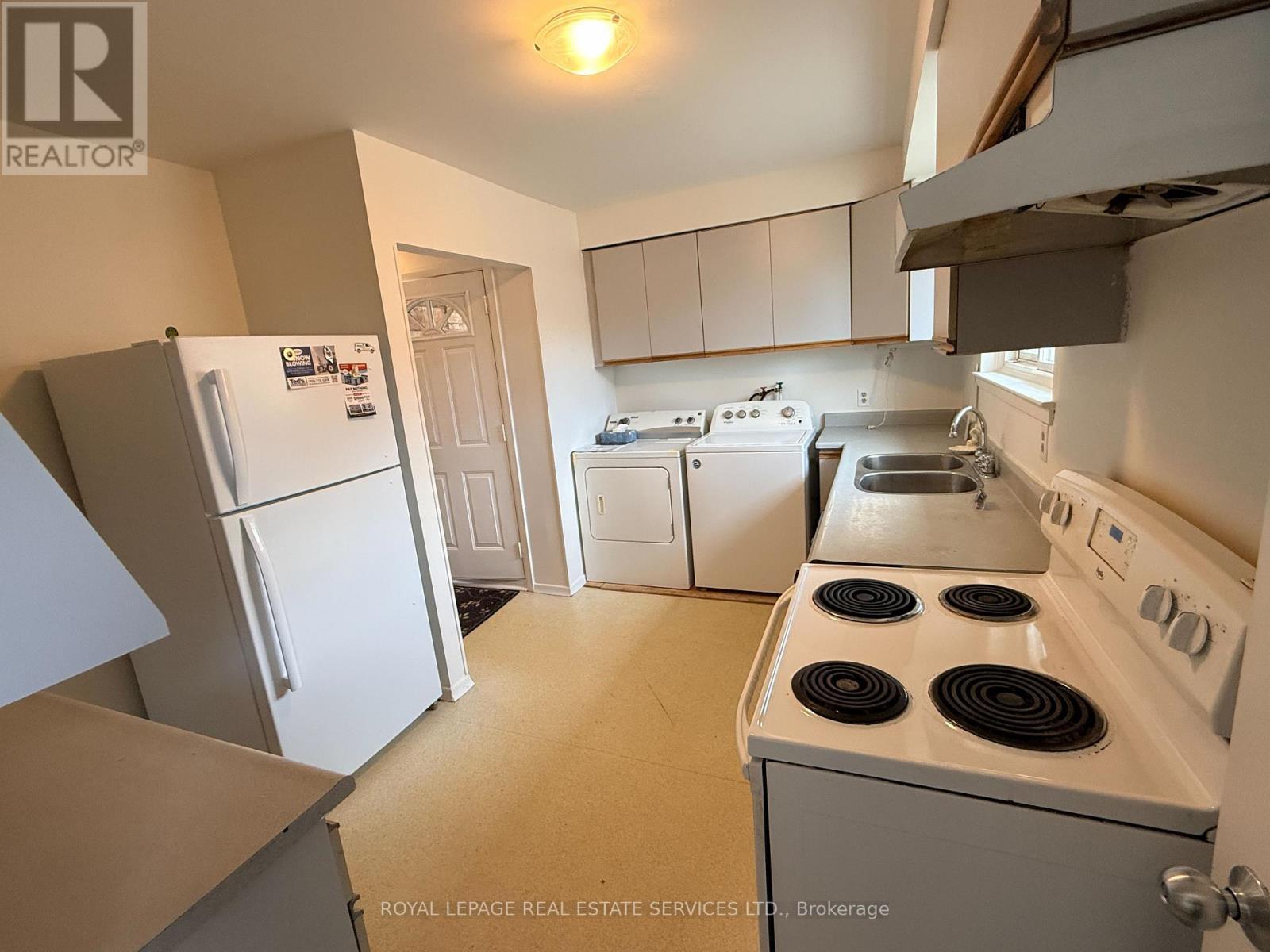 31 Daphne Crescent, Barrie, ON - Indoor Photo Showing Kitchen With Double Sink