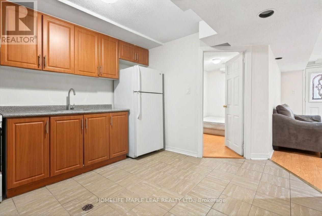 735 Constellation Drive, Mississauga, ON - Indoor Photo Showing Kitchen