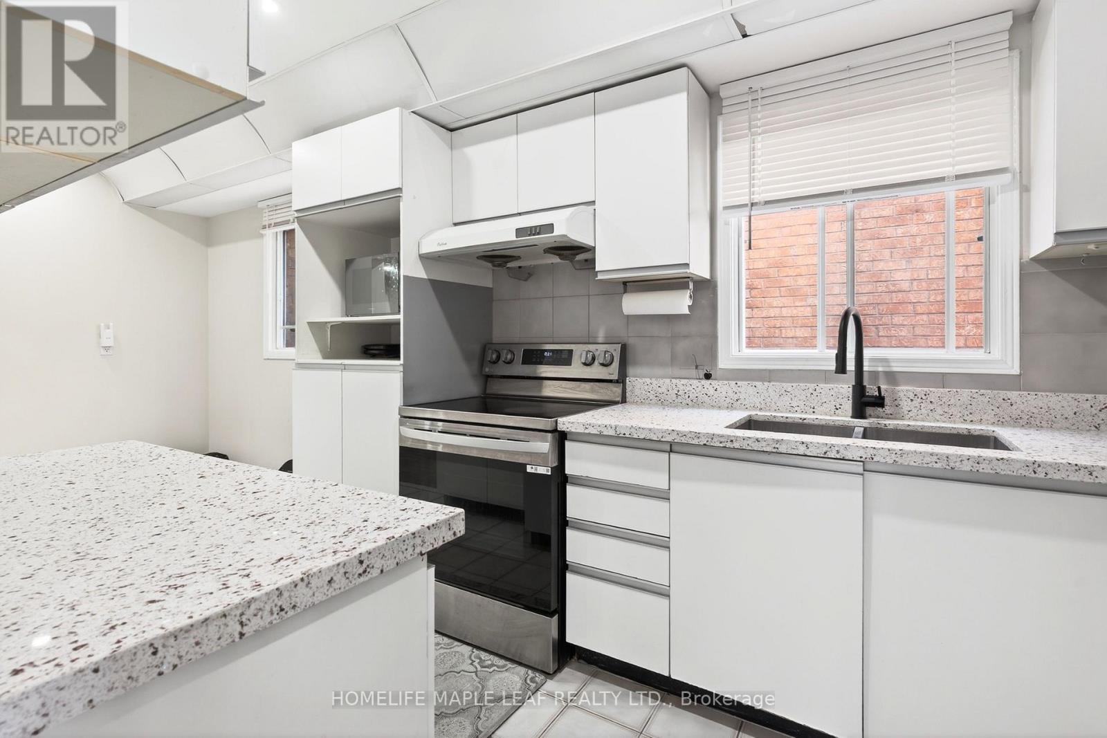 735 Constellation Drive, Mississauga, ON - Indoor Photo Showing Kitchen With Double Sink