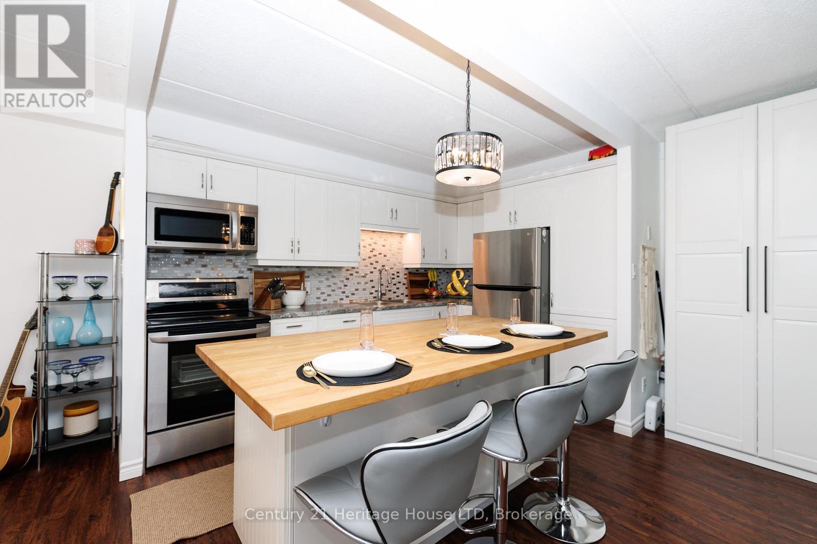 Large centre island - 307 - 6 Westlake Lane, St. Catharines (Lakeport), ON - Indoor
