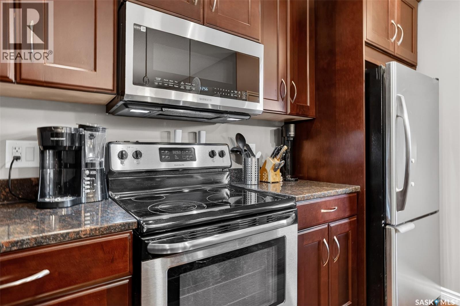 1036 Willowgrove Crescent, Saskatoon, SK - Indoor Photo Showing Kitchen