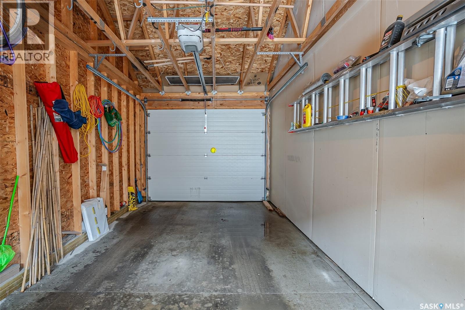 1036 Willowgrove Crescent, Saskatoon, SK - Indoor Photo Showing Garage