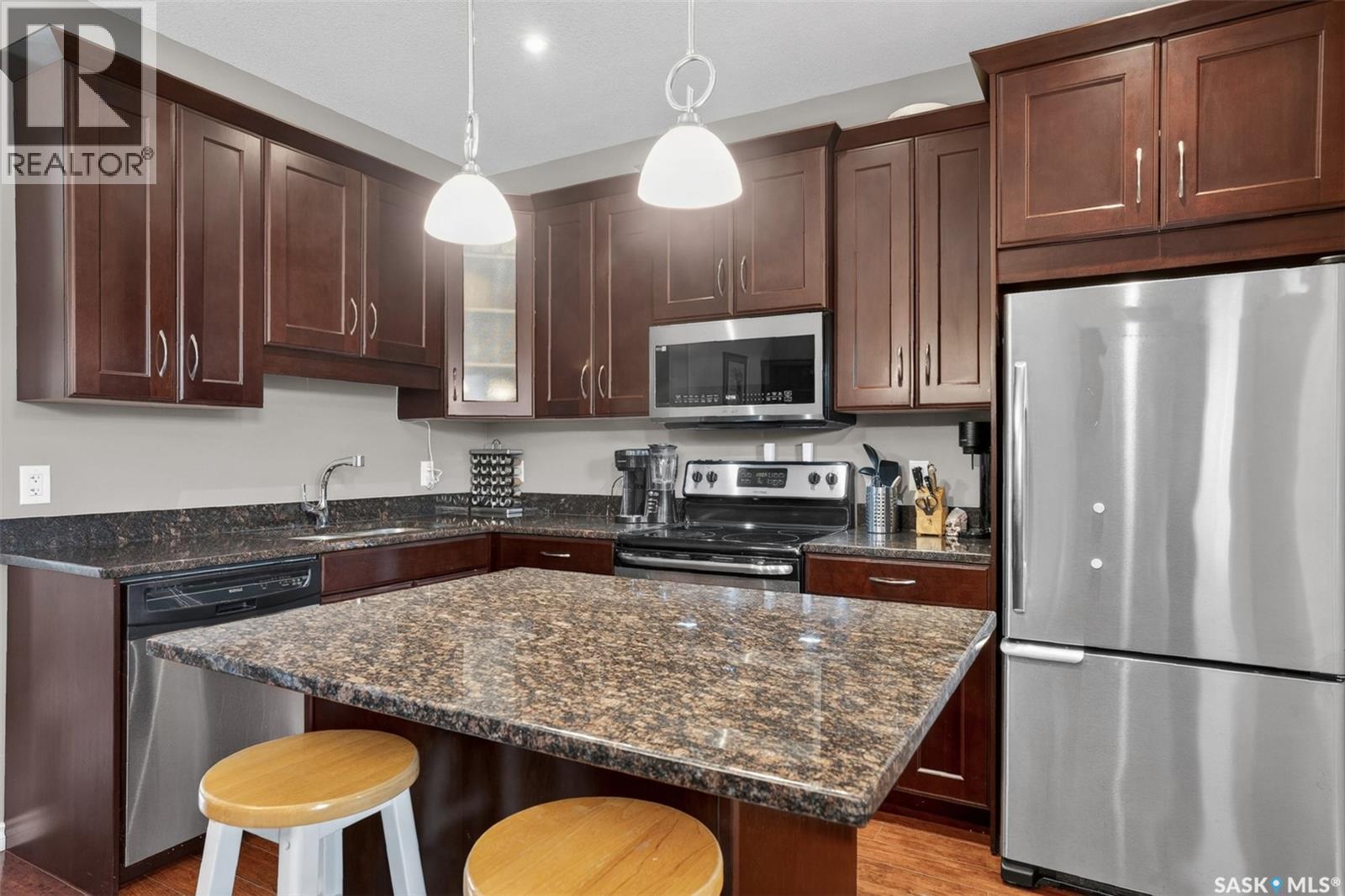 1036 Willowgrove Crescent, Saskatoon, SK - Indoor Photo Showing Kitchen With Upgraded Kitchen
