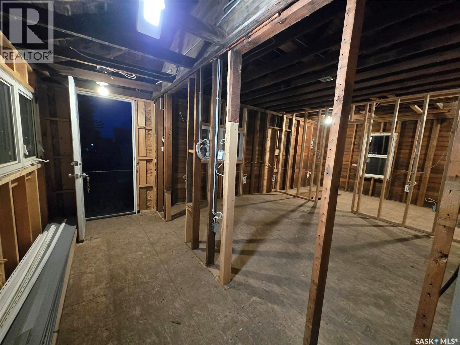 538 9Th Avenue Nw, Moose Jaw, SK - Indoor