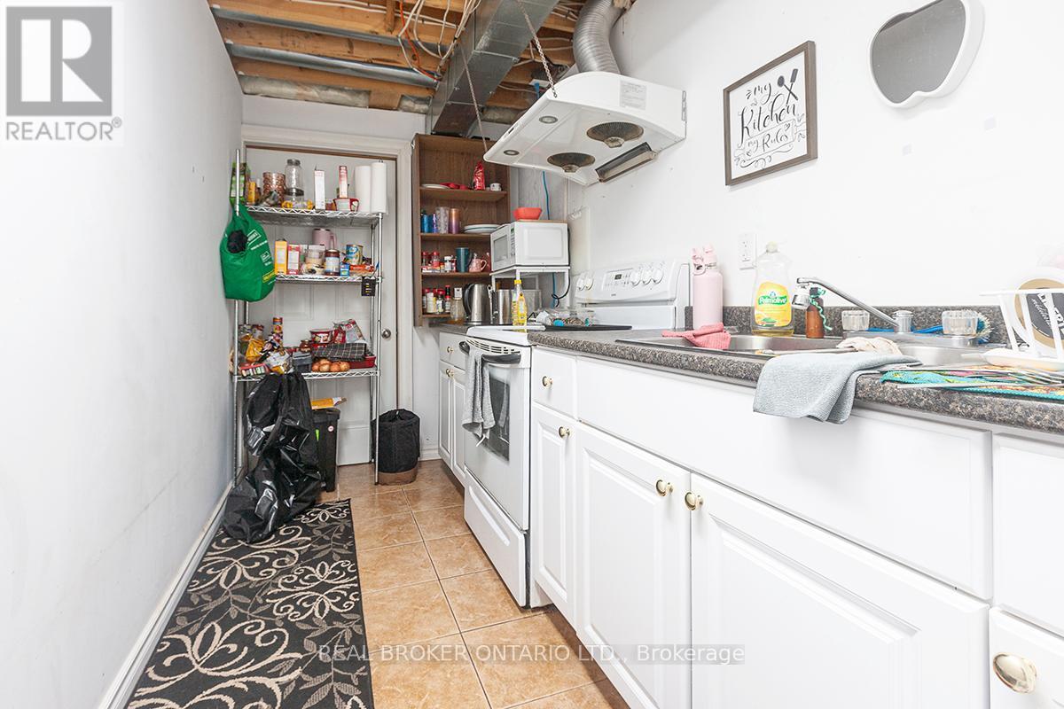 66 Springvalley Crescent, Hamilton, ON - Indoor Photo Showing Kitchen