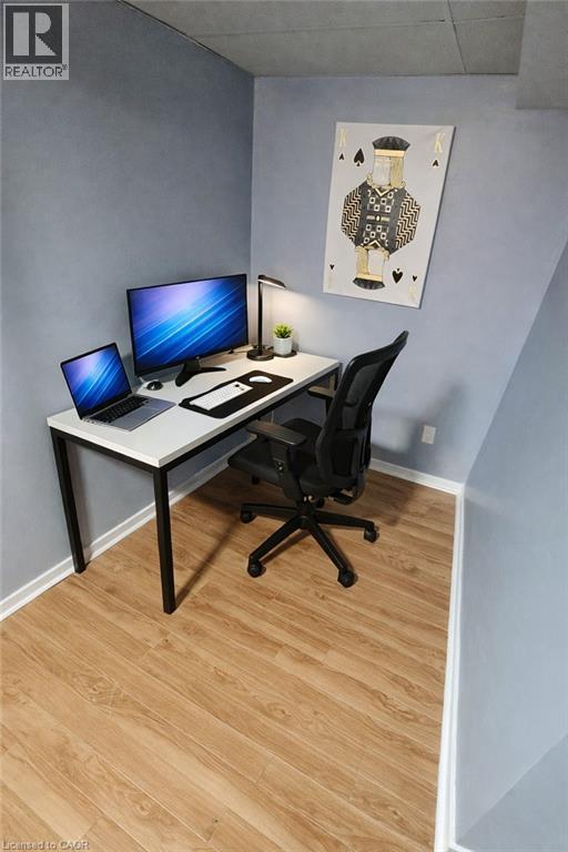 Dedicated corner space featuring neutral gray walls and wood-finish flooring - 34 Christopher Drive, Cambridge, ON - Indoor Photo Showing Office