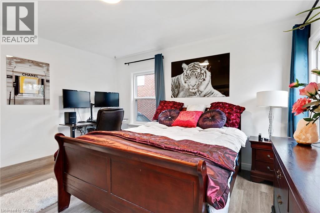 Spacious room featuring light wood-finish flooring and white walls - 34 Christopher Drive, Cambridge, ON - Indoor Photo Showing Bedroom