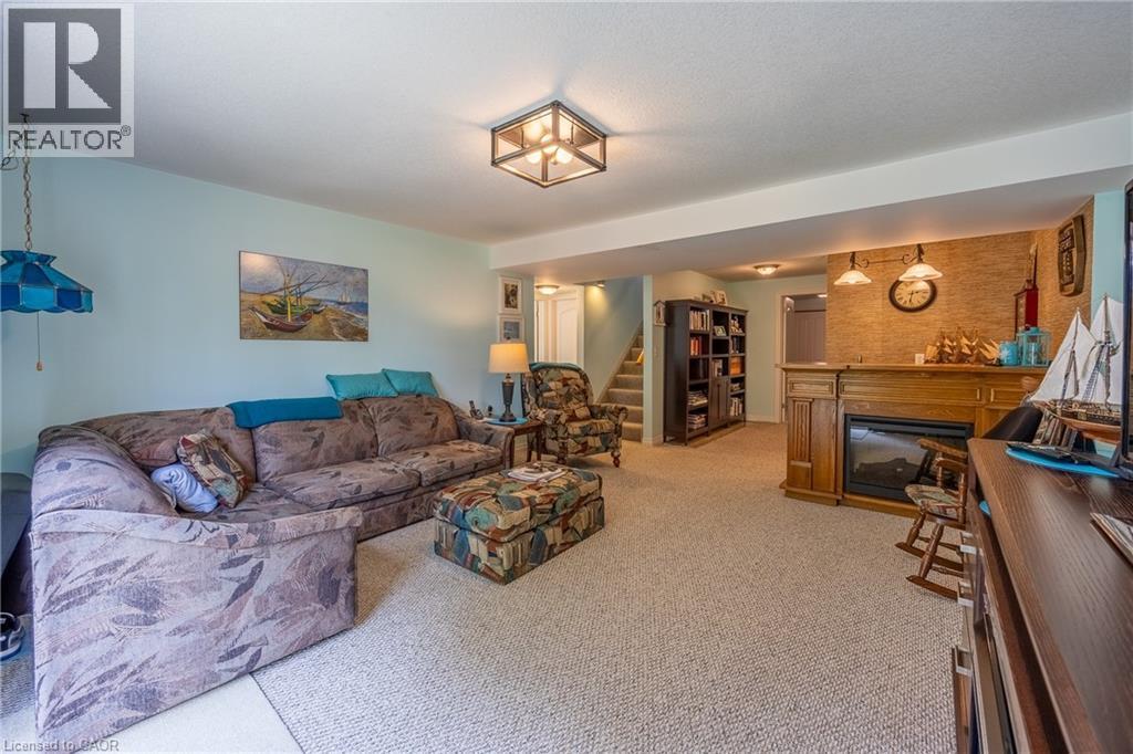 93 Elmhurst Avenue Unit# 8, Simcoe, ON - Indoor Photo Showing Living Room