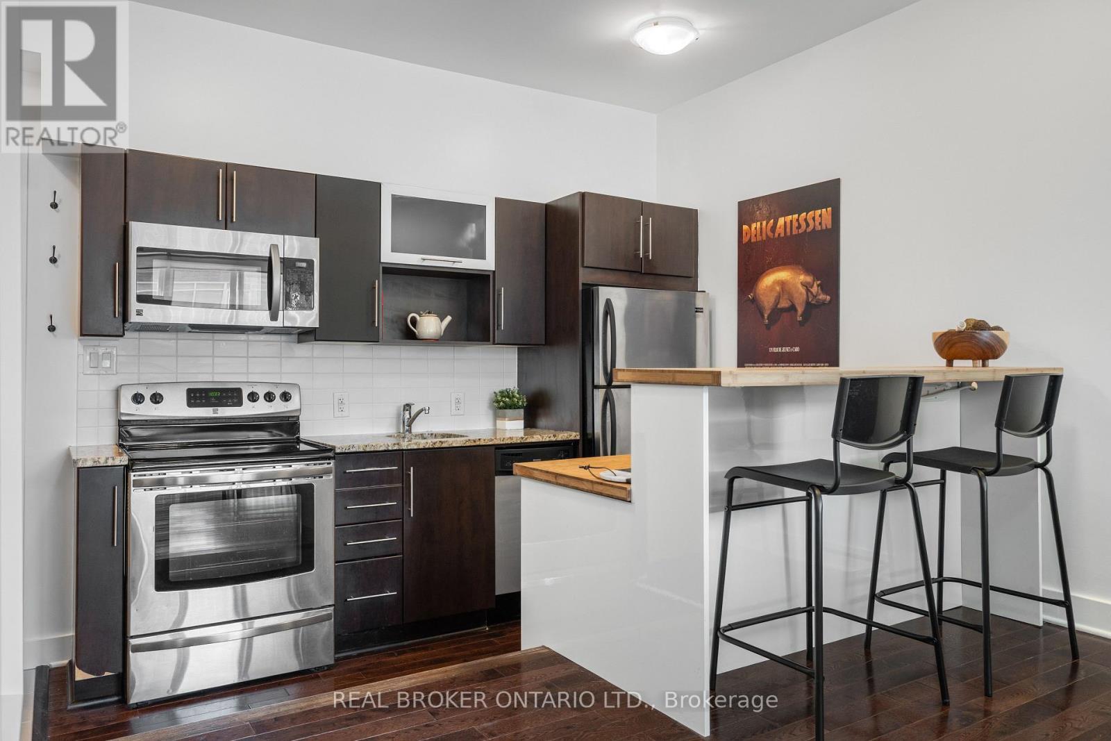 102 - 360 Cumberland Street, Ottawa, ON - Indoor Photo Showing Kitchen