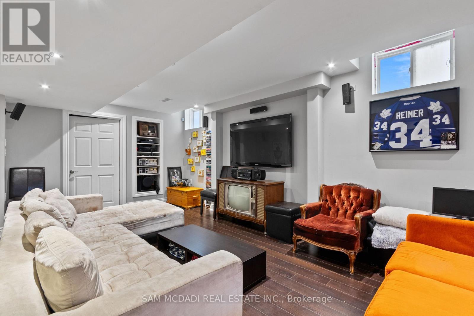 5142 Ancient Stone Avenue, Mississauga, ON - Indoor Photo Showing Living Room