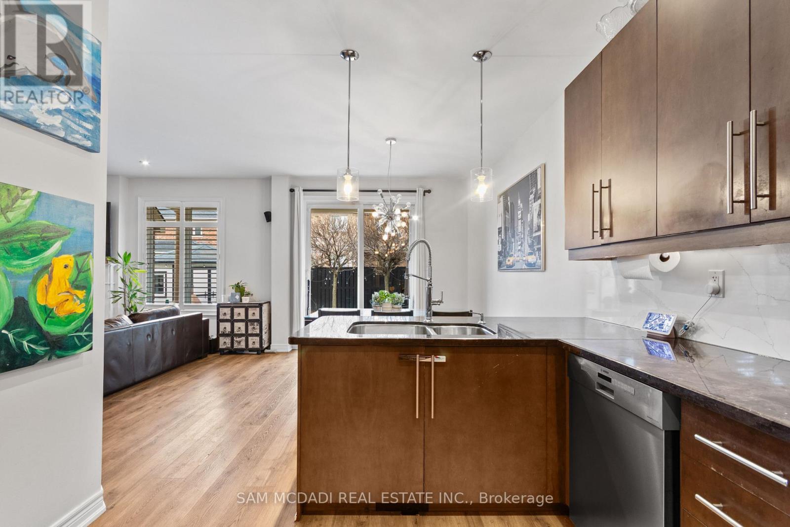5142 Ancient Stone Avenue, Mississauga, ON - Indoor Photo Showing Kitchen With Double Sink