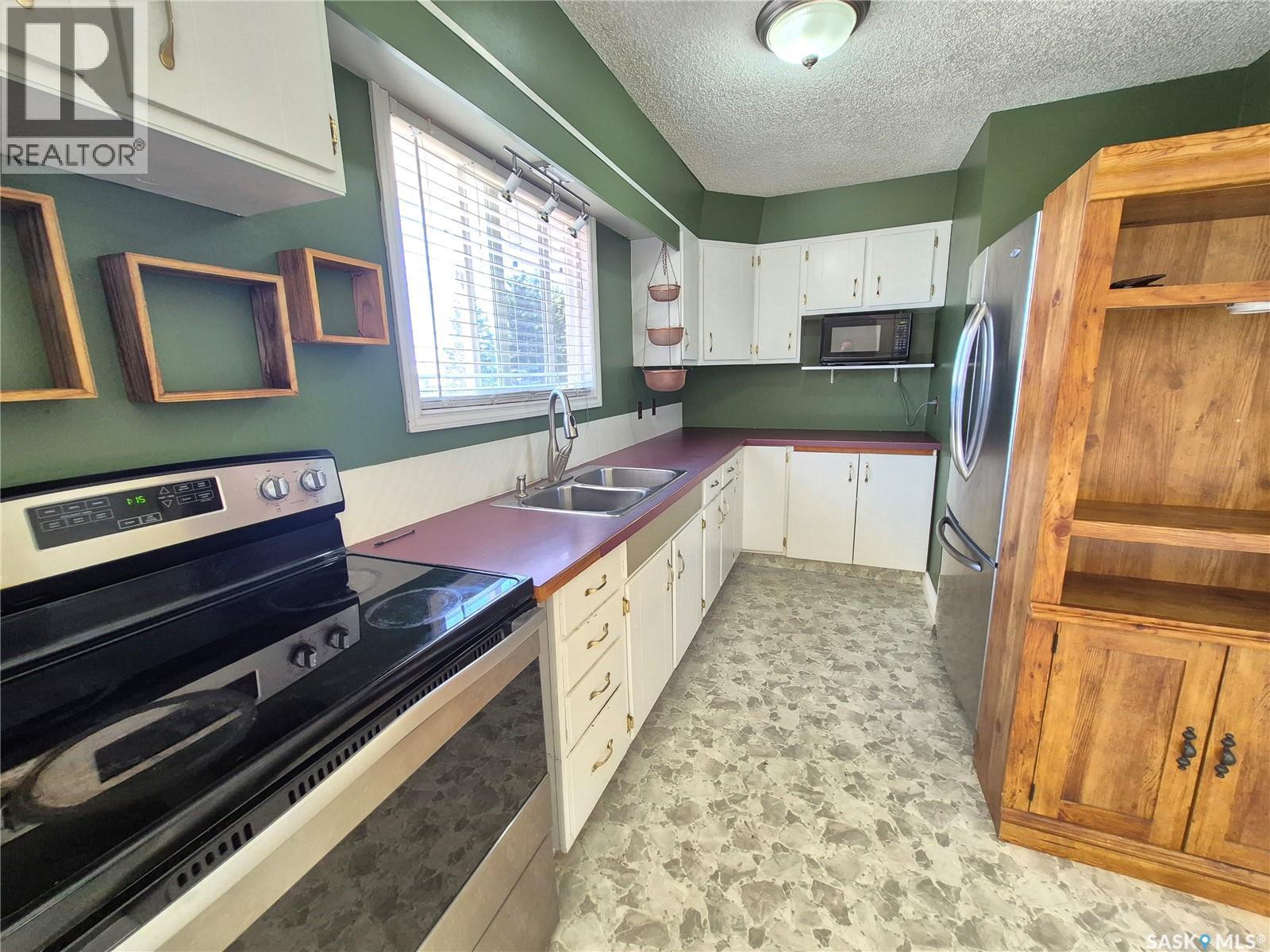 Key West Quarter, Ogema, SK - Indoor Photo Showing Kitchen With Double Sink