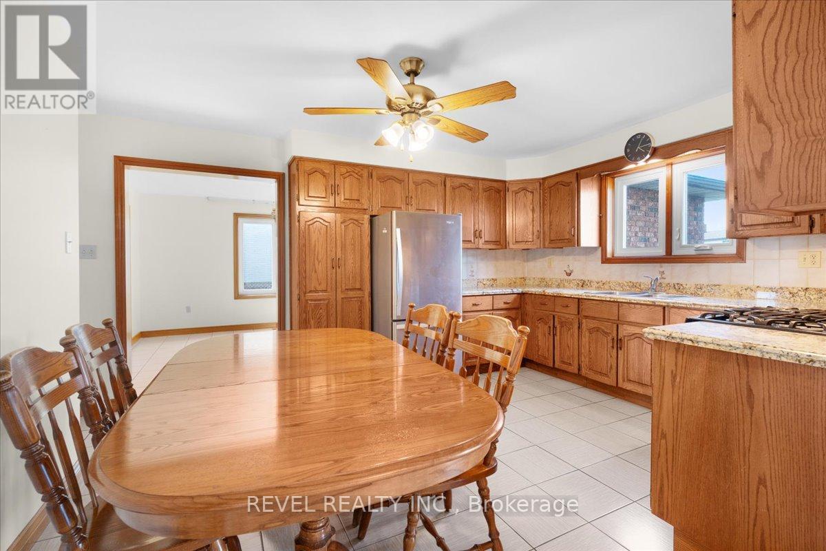 18 Marcel Place, Hamilton, ON - Indoor Photo Showing Dining Room