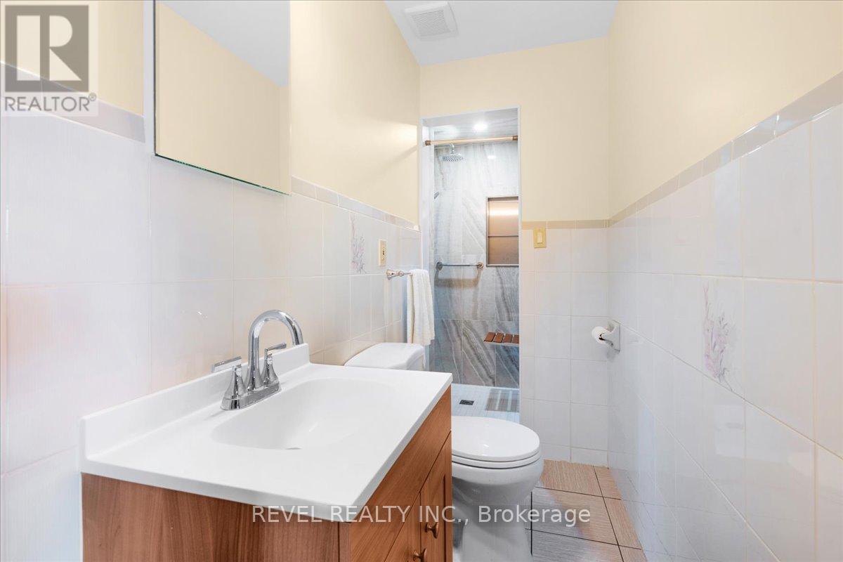 18 Marcel Place, Hamilton, ON - Indoor Photo Showing Bathroom