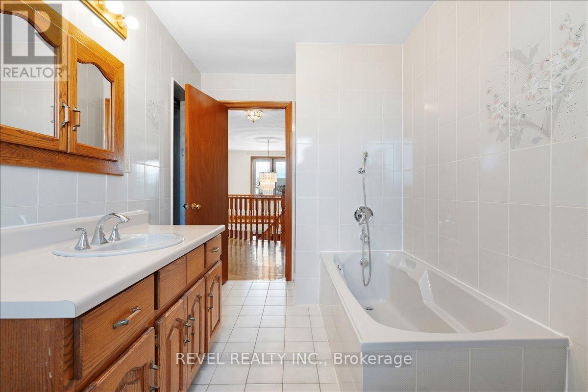 18 Marcel Place, Hamilton, ON - Indoor Photo Showing Bathroom