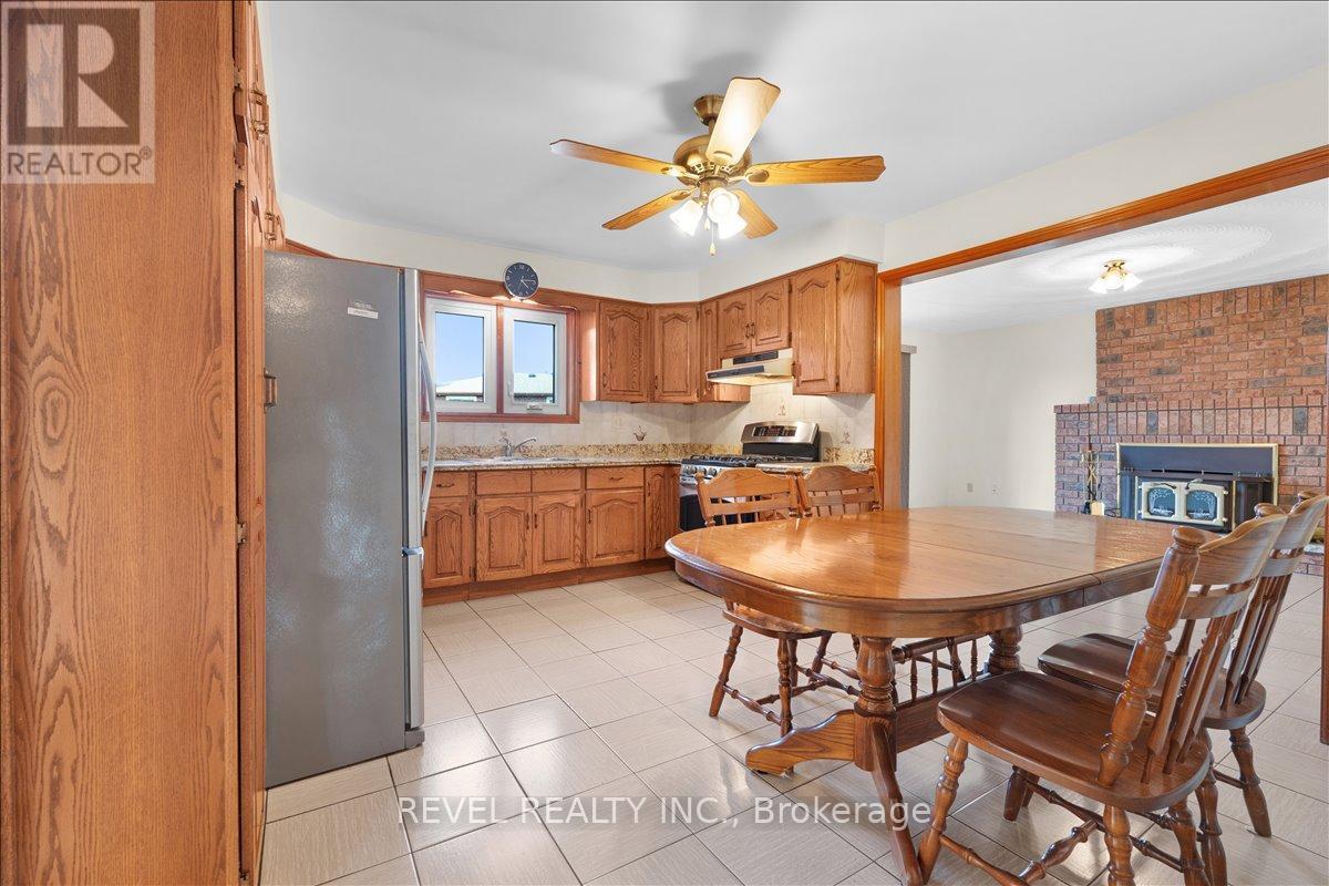18 Marcel Place, Hamilton, ON - Indoor Photo Showing Dining Room