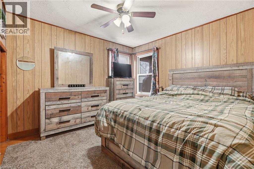66 East 32Nd Street, Hamilton, ON - Indoor Photo Showing Bedroom