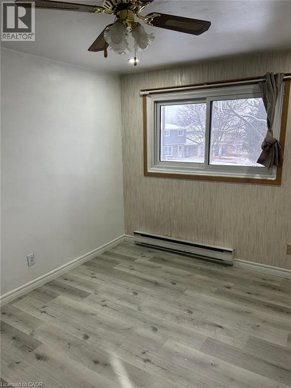 Light wood-finish flooring complements the room's neutral wall tones - 744 Parkview Crescent, Cambridge, ON - Indoor