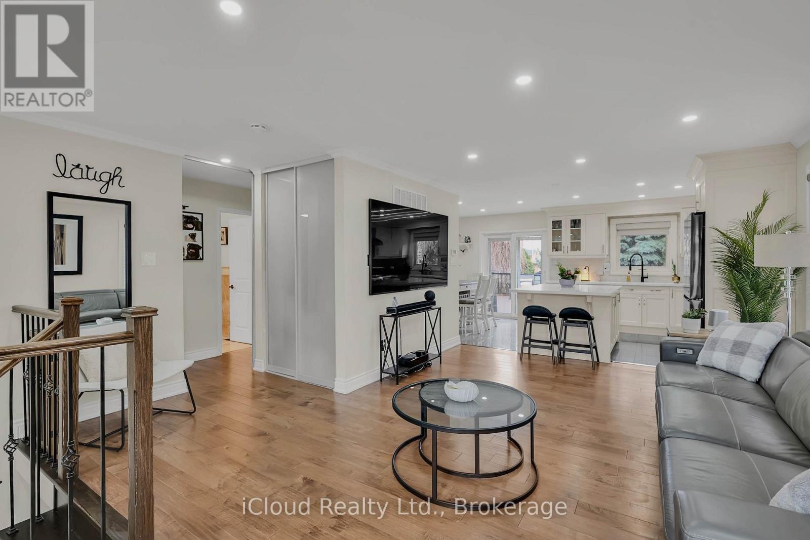1370 Pickwick Drive, Mississauga, ON - Indoor Photo Showing Living Room