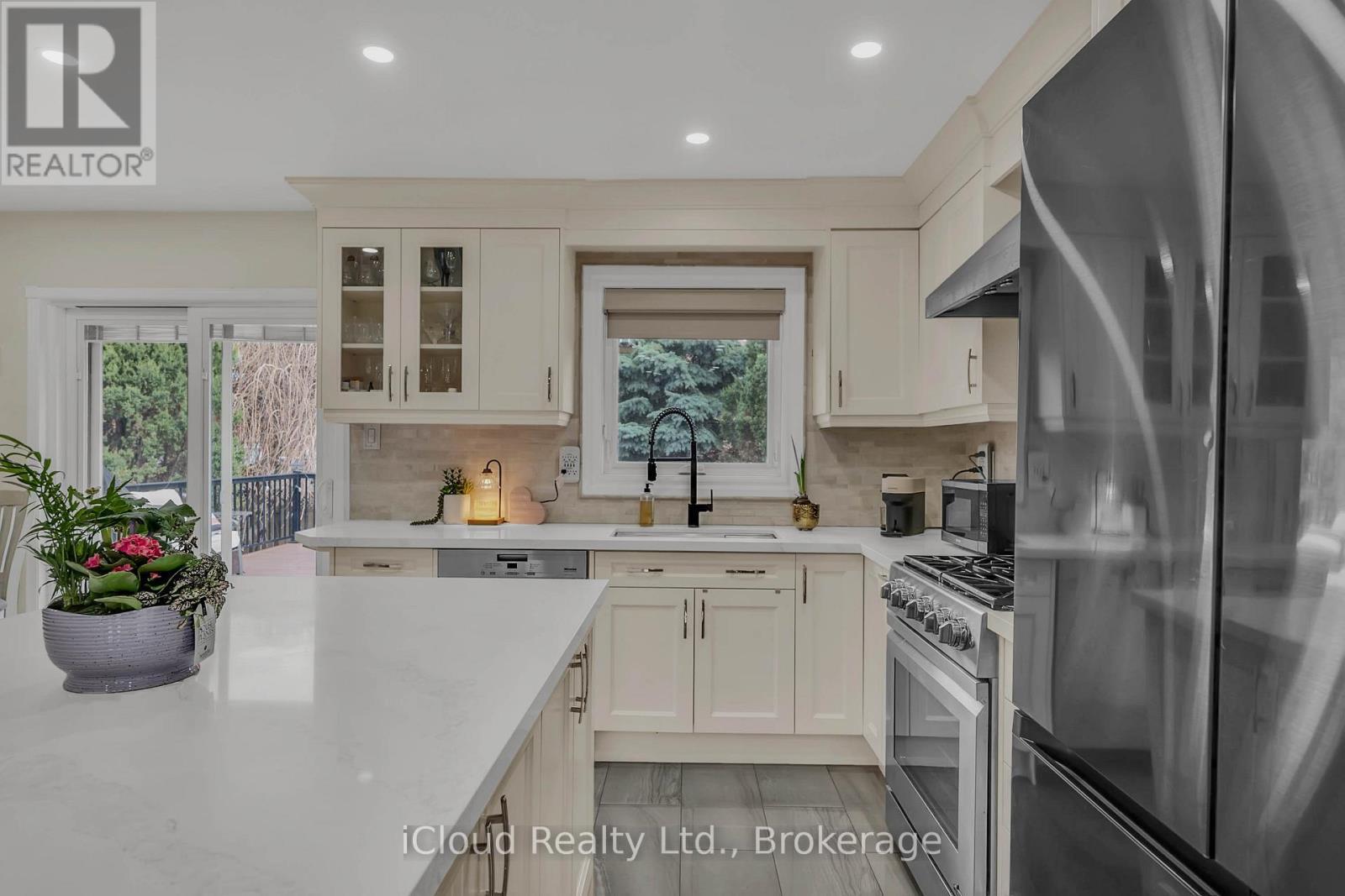 1370 Pickwick Drive, Mississauga, ON - Indoor Photo Showing Kitchen With Upgraded Kitchen