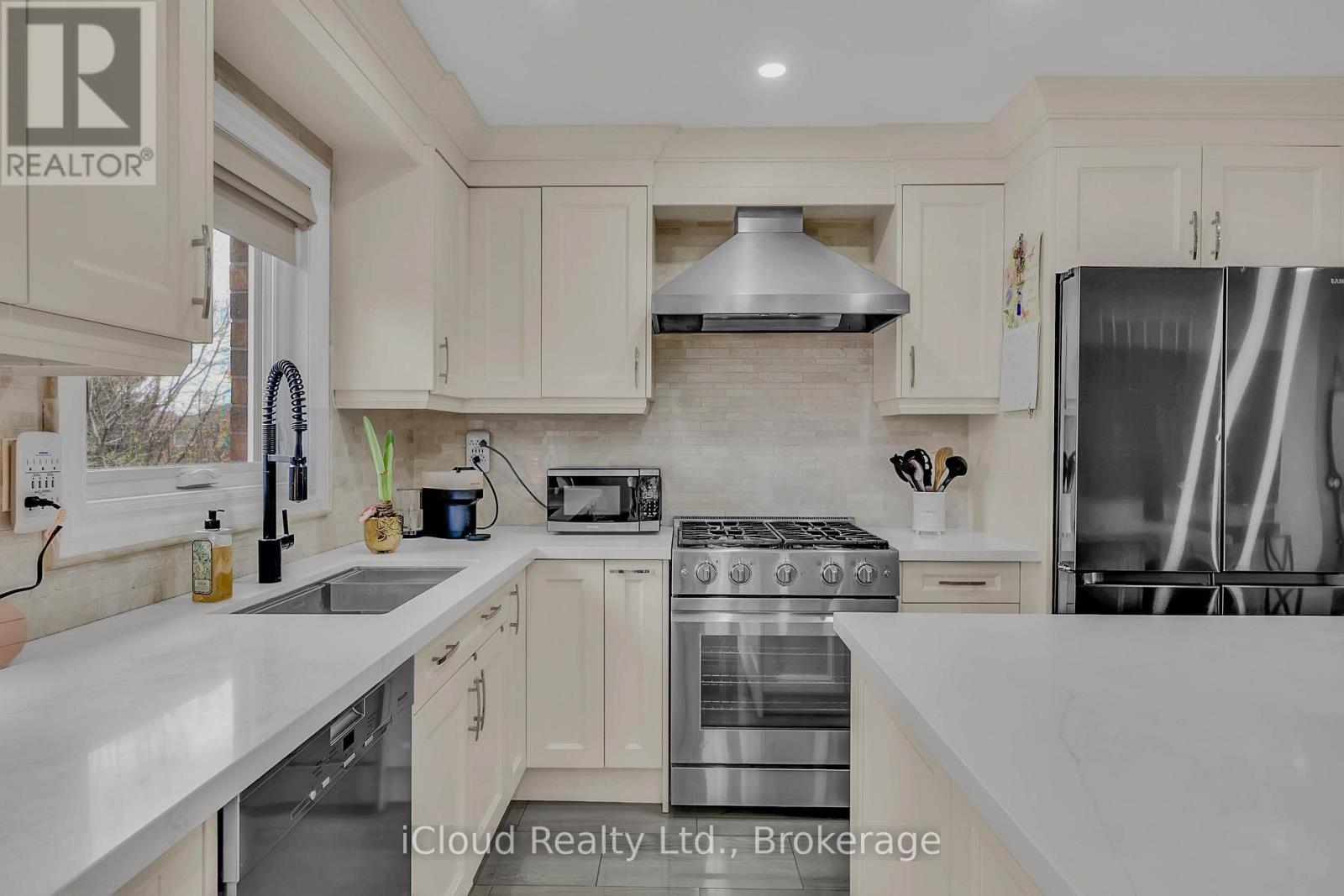 1370 Pickwick Drive, Mississauga, ON - Indoor Photo Showing Kitchen With Double Sink
