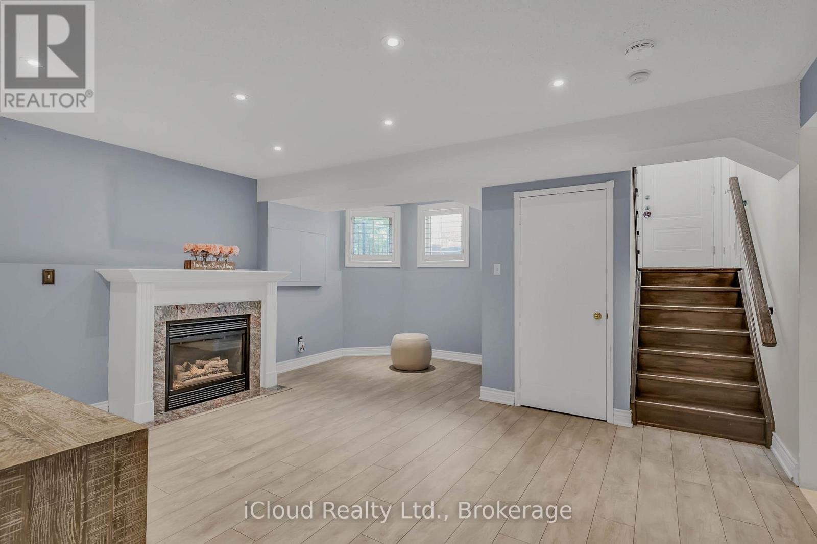1370 Pickwick Drive, Mississauga, ON - Indoor With Fireplace